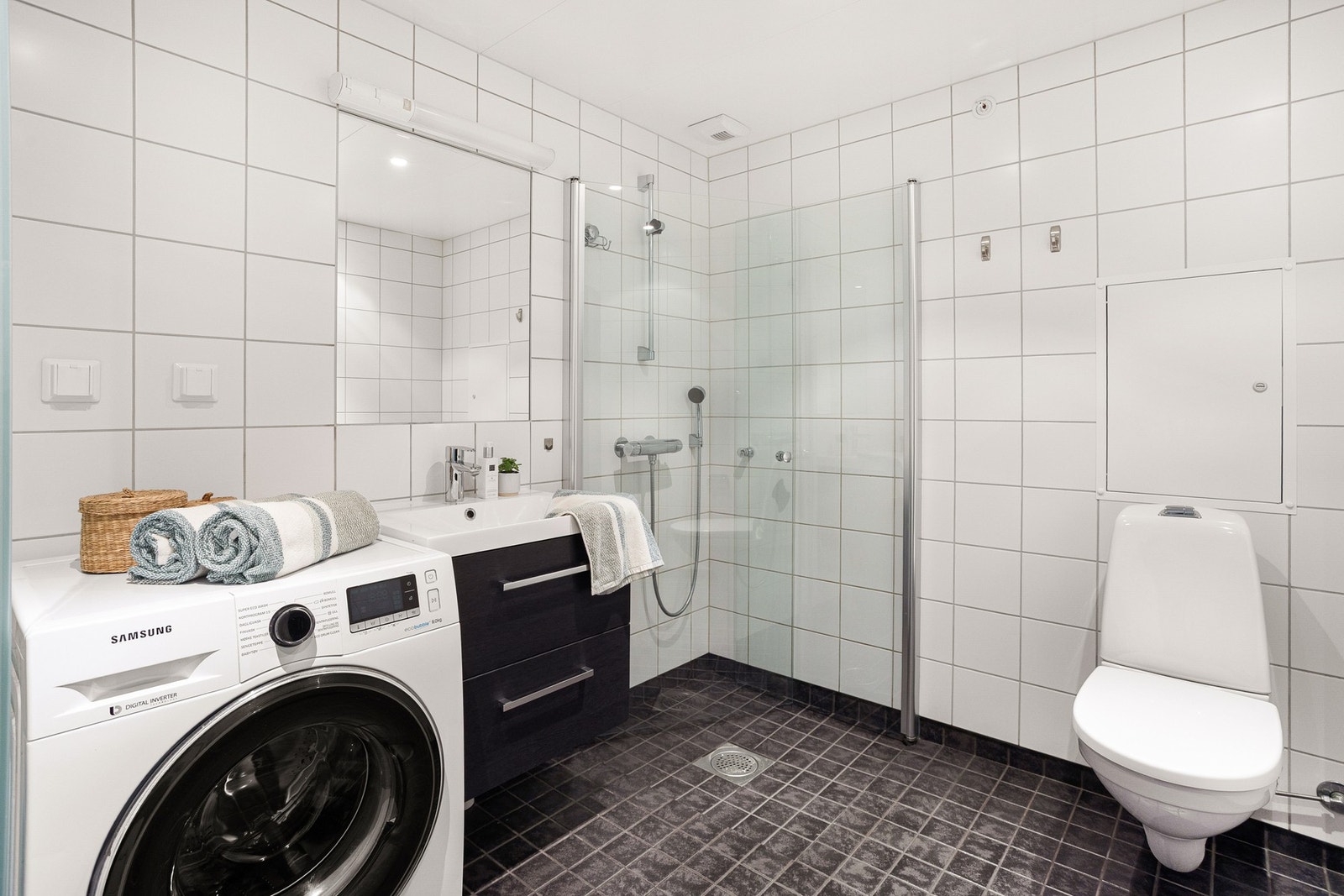 Pent, flislagt baderom med inngang fra entréen. Badet har varme i gulv samt downlights i himling. Galleribilde