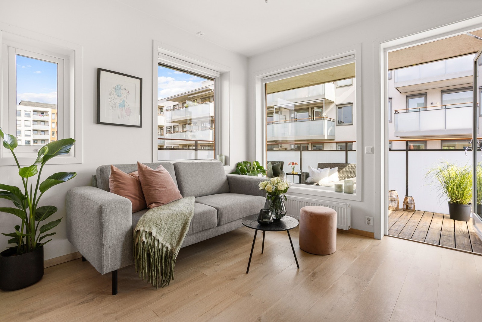 Innvendig vil du umiddelbart legge merke til de store vindusflatene som omkranser rommet og gir godt med naturlig lysinnslipp. Galleribilde