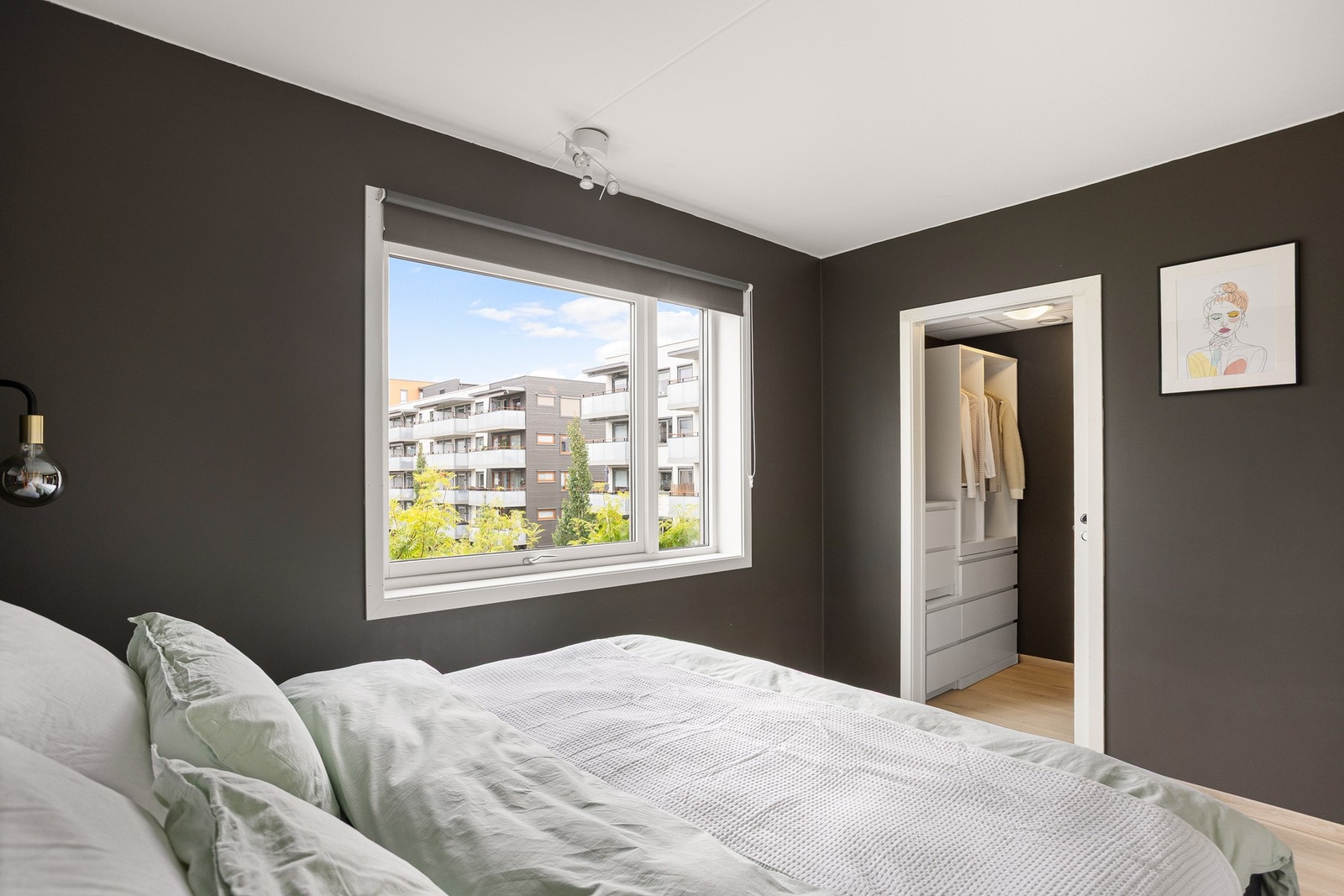 I tilknytning til rommet er det et praktisk "walk-in-closet" Galleribilde