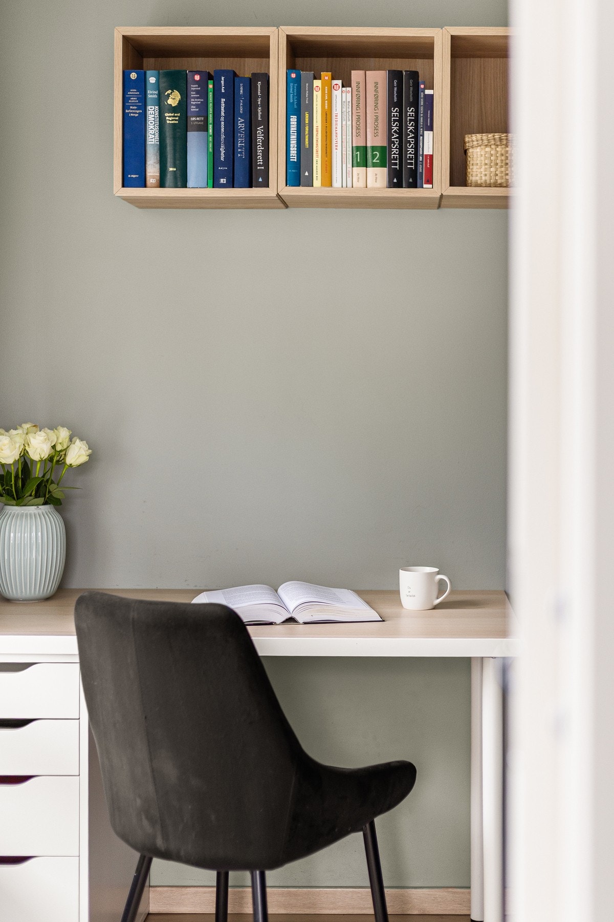 Har du hjemmekontor, er student eller har skolebarn? Her er det fint å plassere skrivepulten. Galleribilde