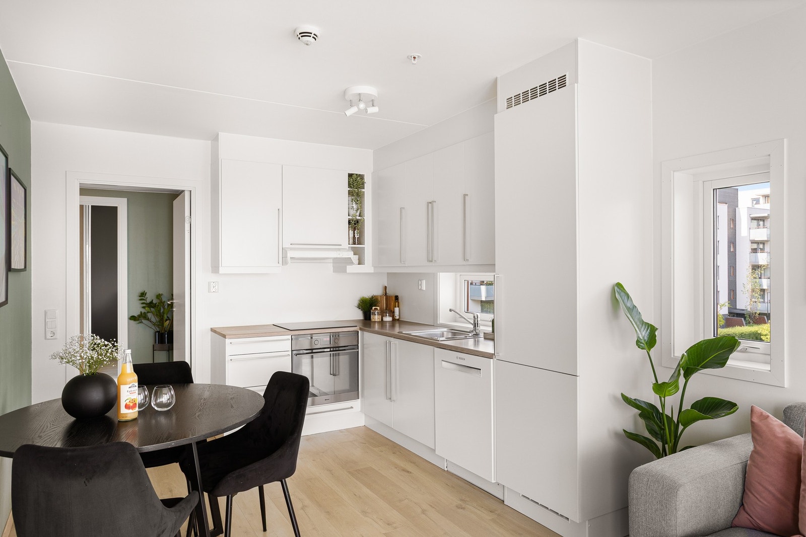 Boligens kjøkkenhjørne er i en åpen løsning mot stuen og gir et sosialt allrom. Galleribilde