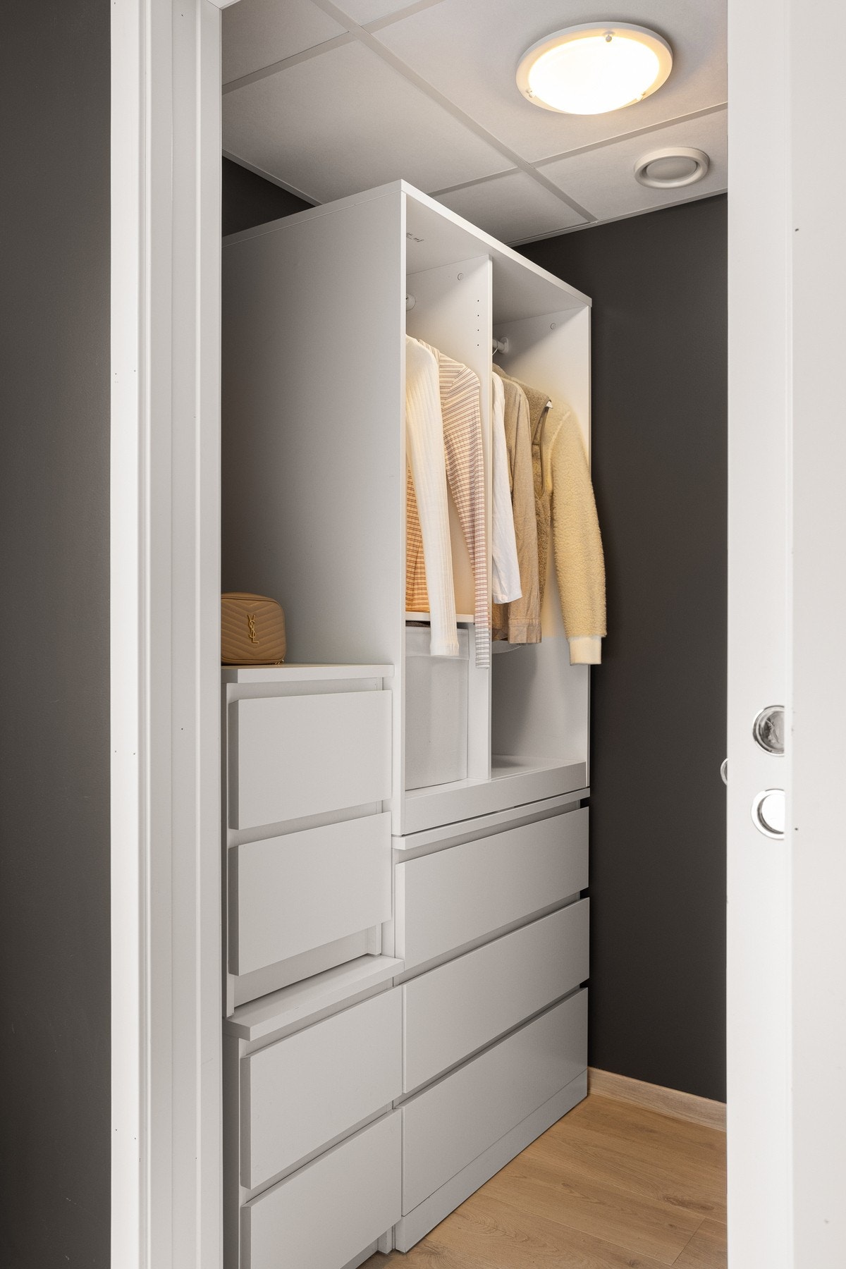 Her er det godt med plass til klær og annet. Galleribilde