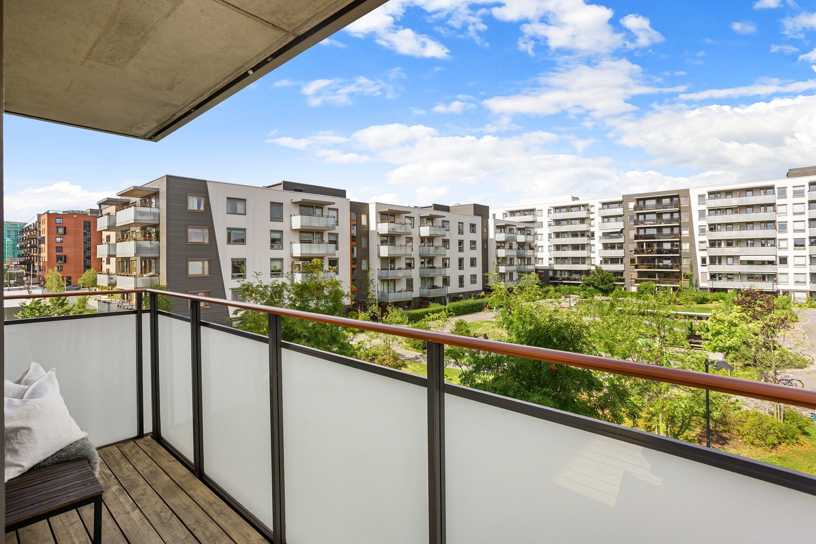 Dette er en lys og tiltalende 3-roms hjørneleilighet beliggende i 3. etasje med heisadkomst. Galleribilde