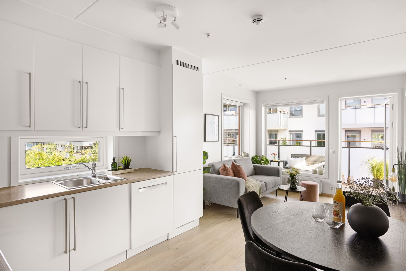 Hvitevarer som oppvaskmaskin, komfyr, platetopp og kjøleskap medfølger naturligvis. Galleribilde