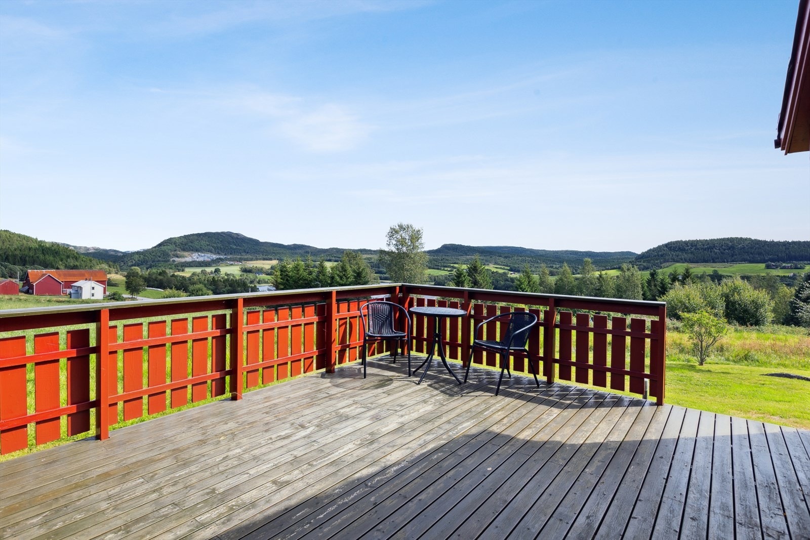 Flott terrasse på 20 m² med god plass til flere sittegrupper. Galleribilde