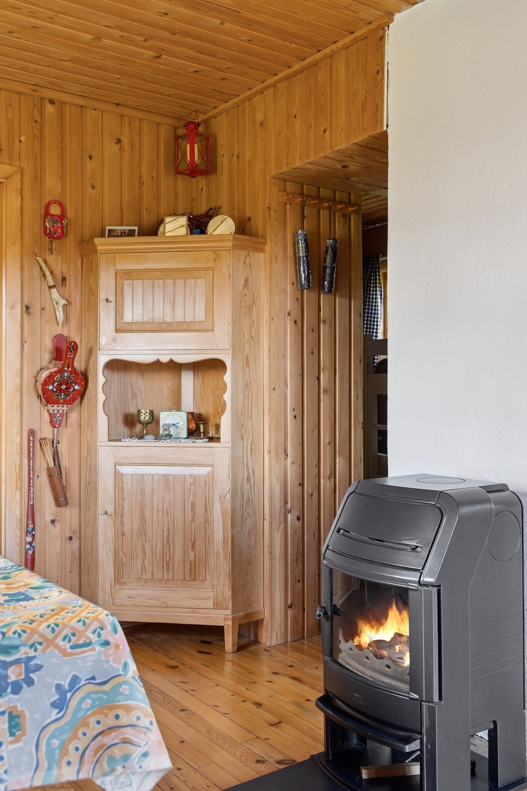Hytten oppvarmes med vedfyring og elektrisk. Galleribilde