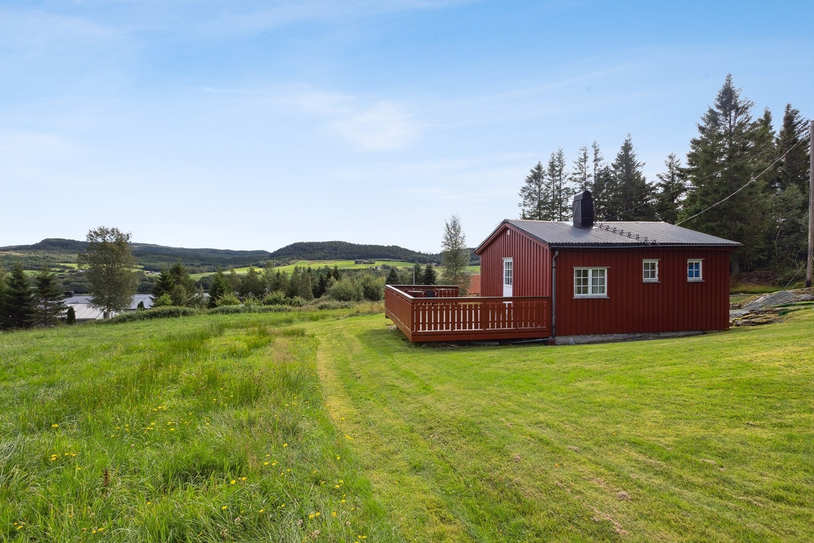 Liaveien 228 ligger i et område med spredt bebyggelse i Bjugn i Ørland kommune. Området er rolig og barnevennlig. Galleribilde