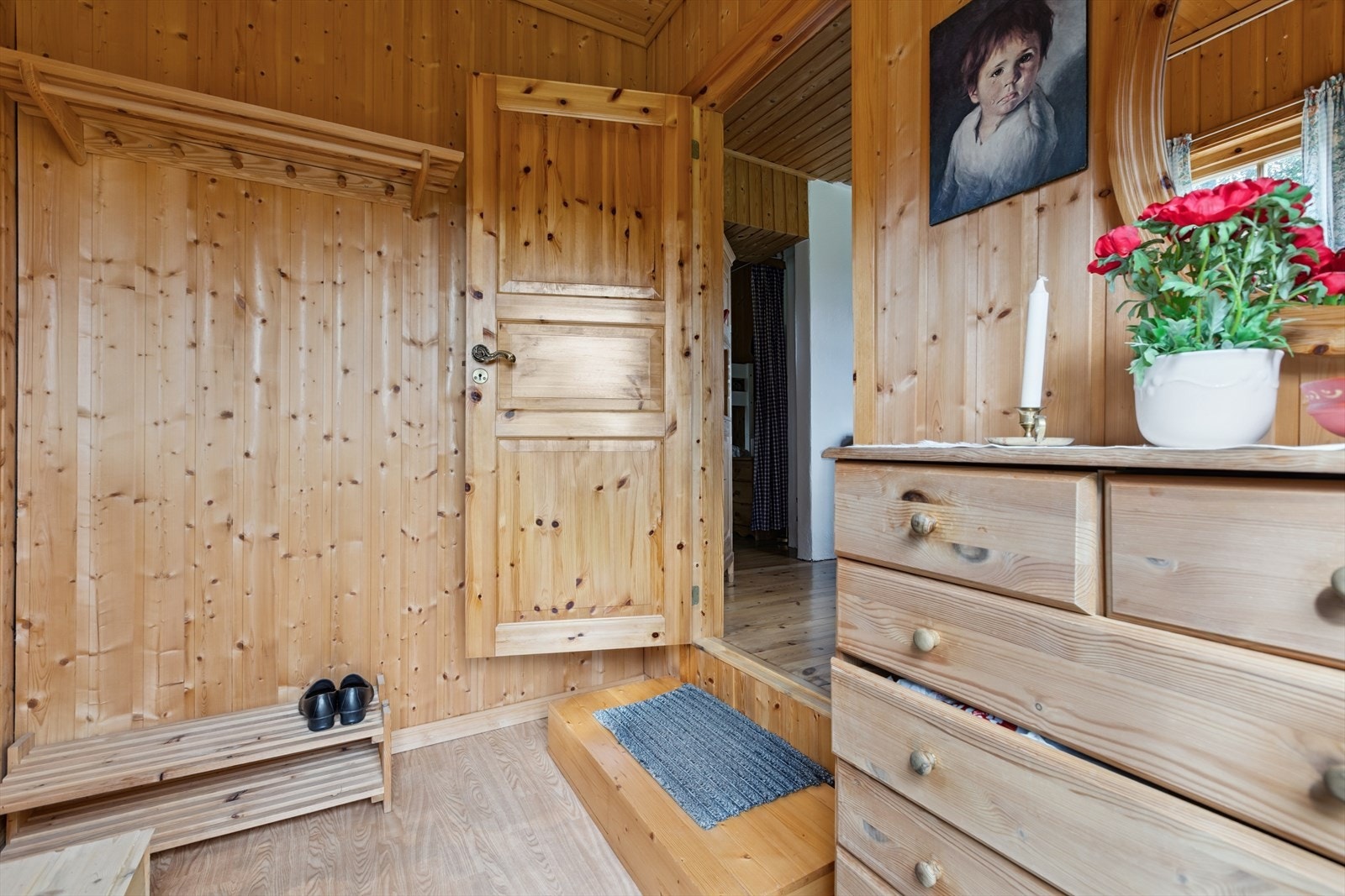 Romslig entre på 4 m² med god plass til garderobeskap. Galleribilde