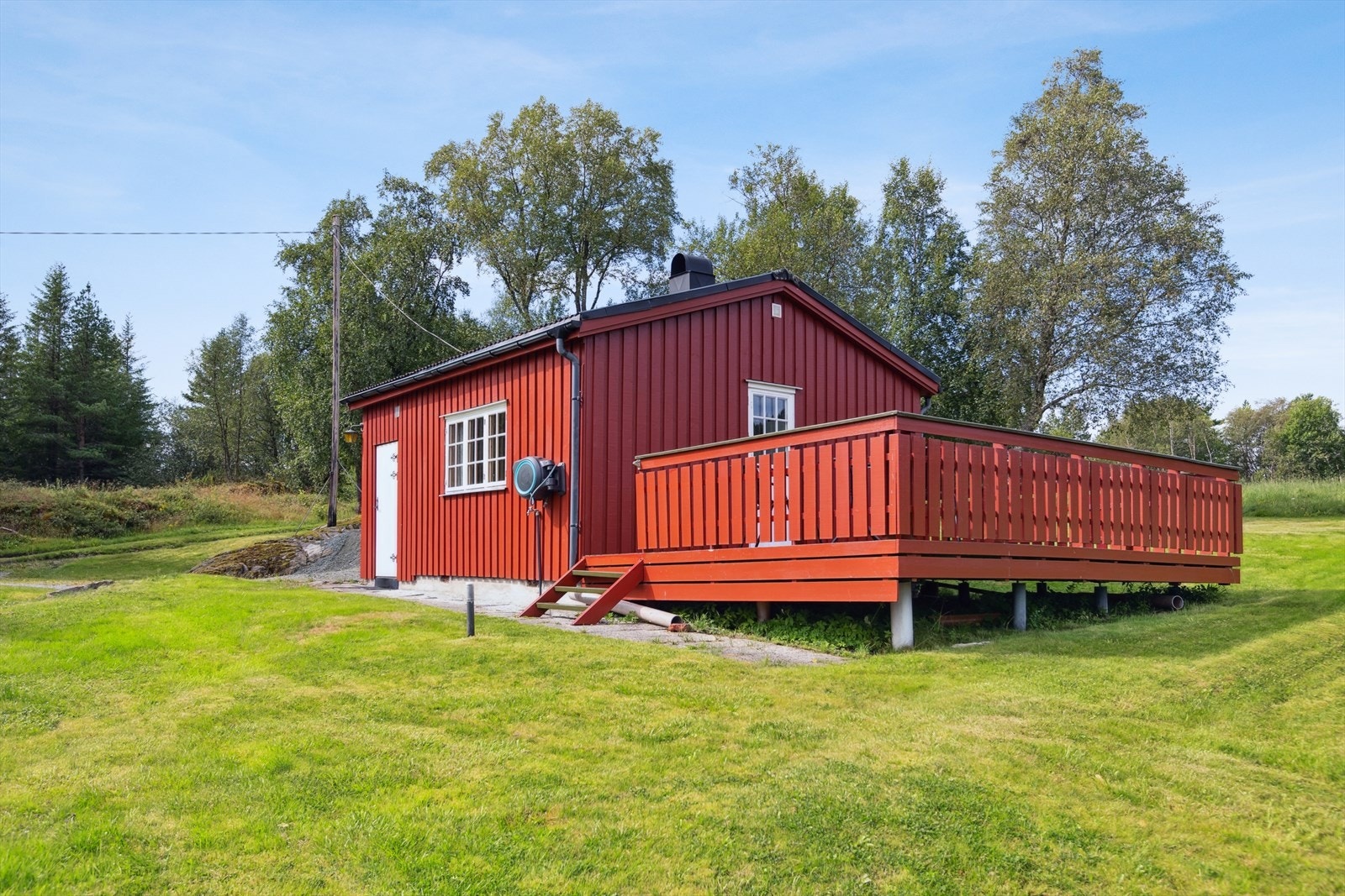 Innholdsrik eiendom med bl.a. båtplass, oppstillingsplass med el-lader, uthus m.m. Galleribilde