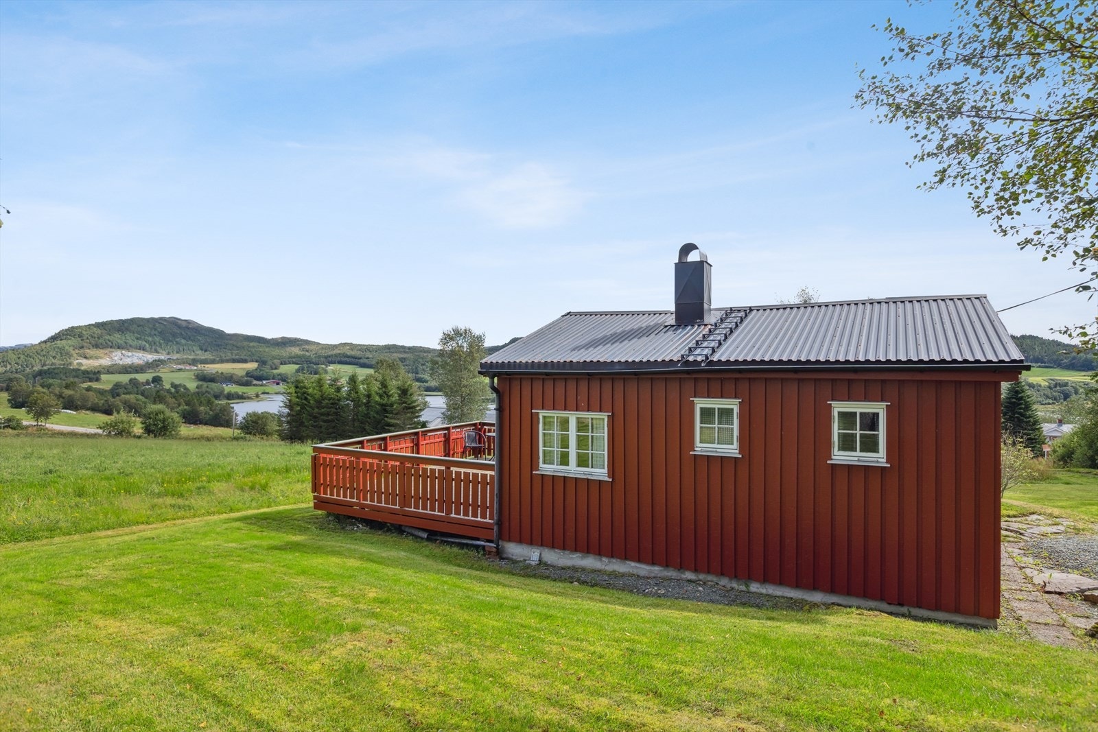 Romslig tomt på 651 m² med svært gode sol- og utsiktsforhold. Galleribilde