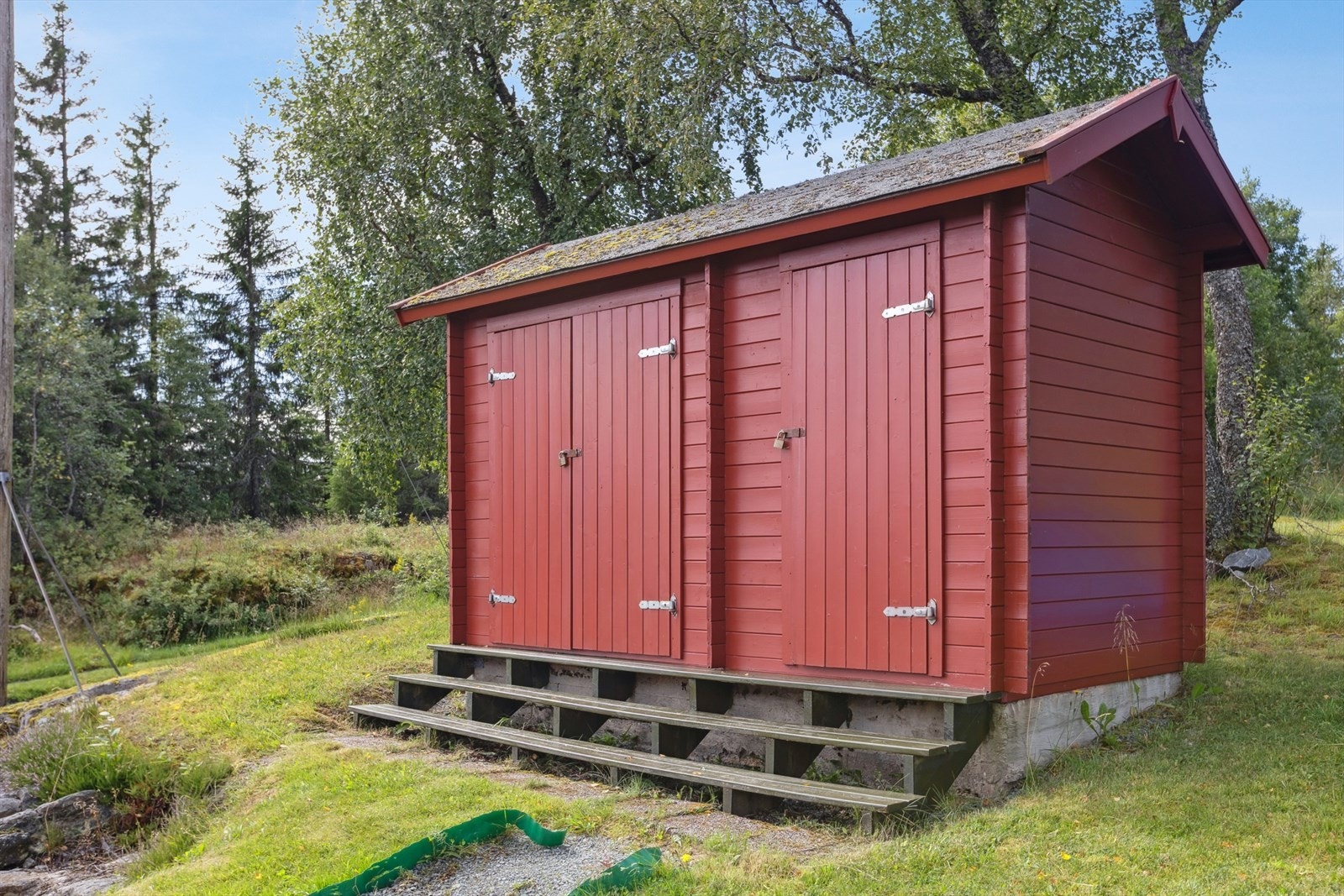 Uthus på 6 m² med plass til lagring og utedo. Galleribilde