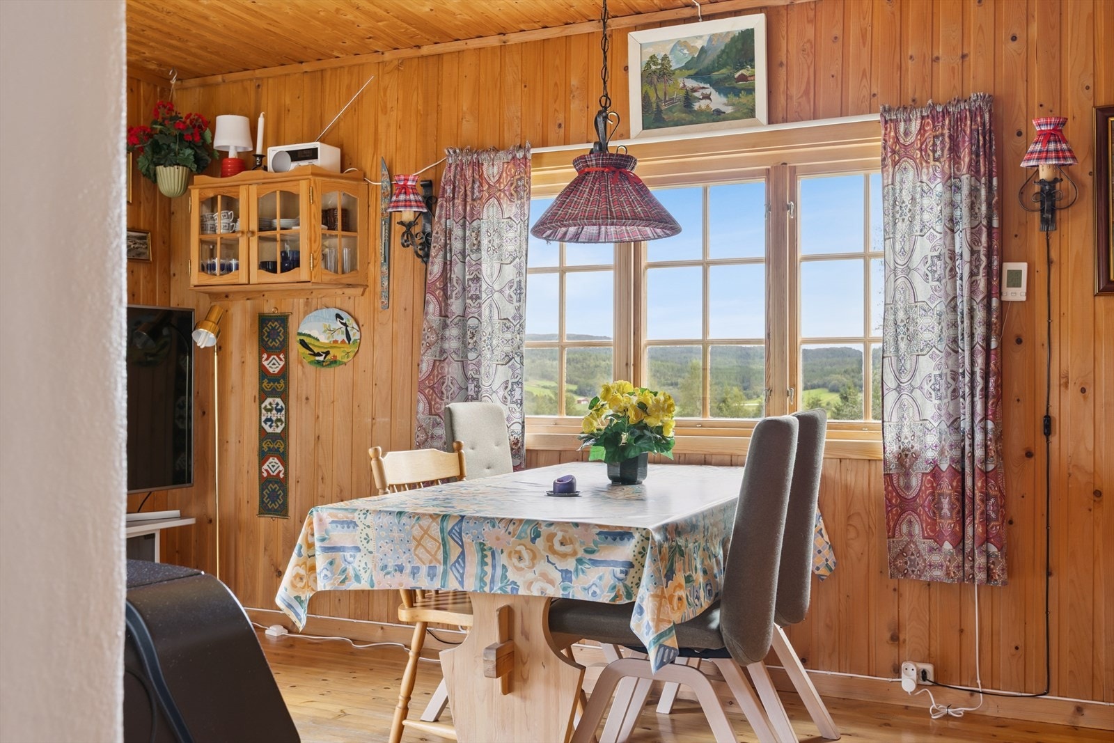 Hytta har en enkel utforming og kan være et godt utgangspunkt for deg som ønsker å sette ditt eget preg gjennom oppgradering eller renovering. Galleribilde