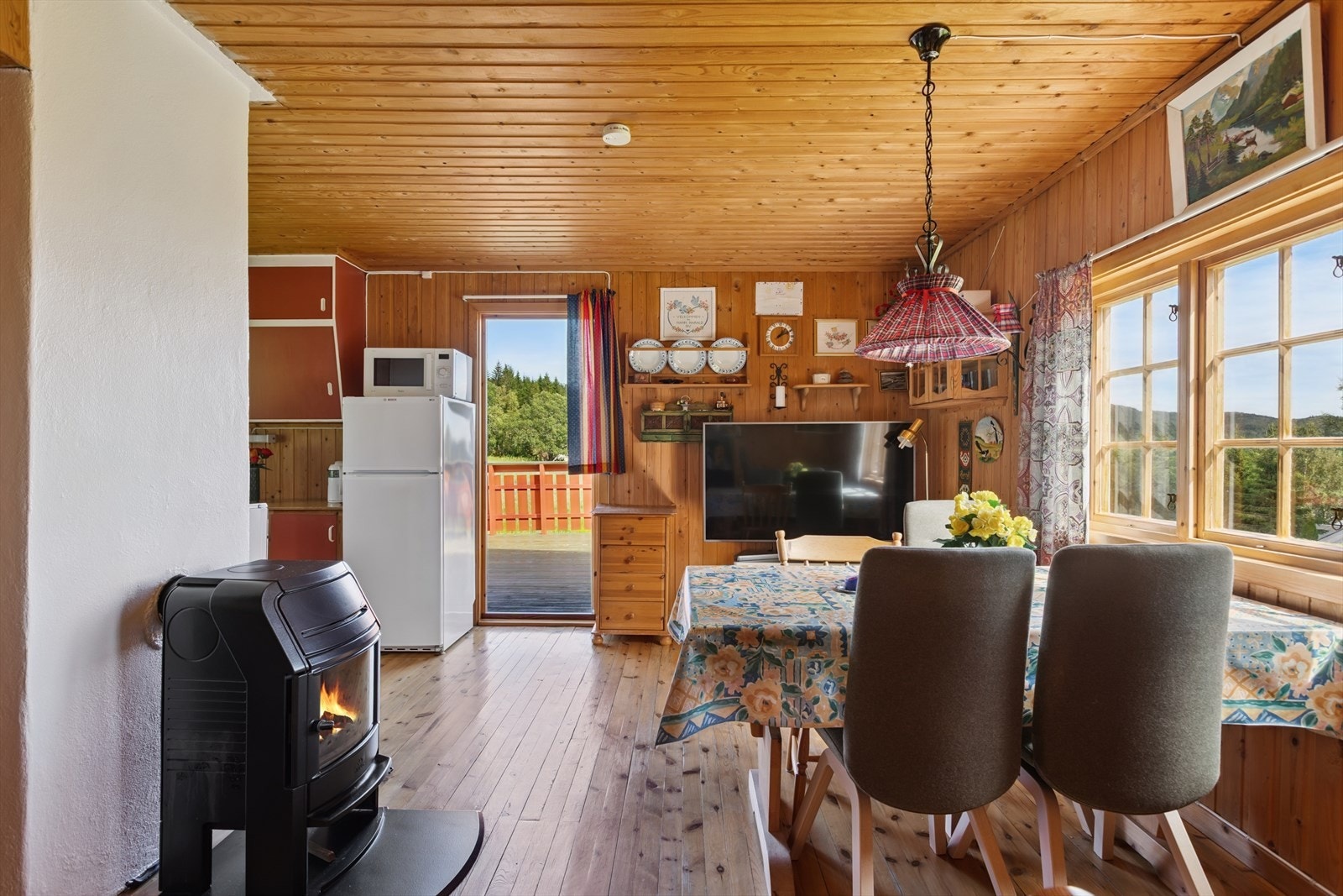 Velkommen inn!- Det er innlagt strøm til hytta. Galleribilde