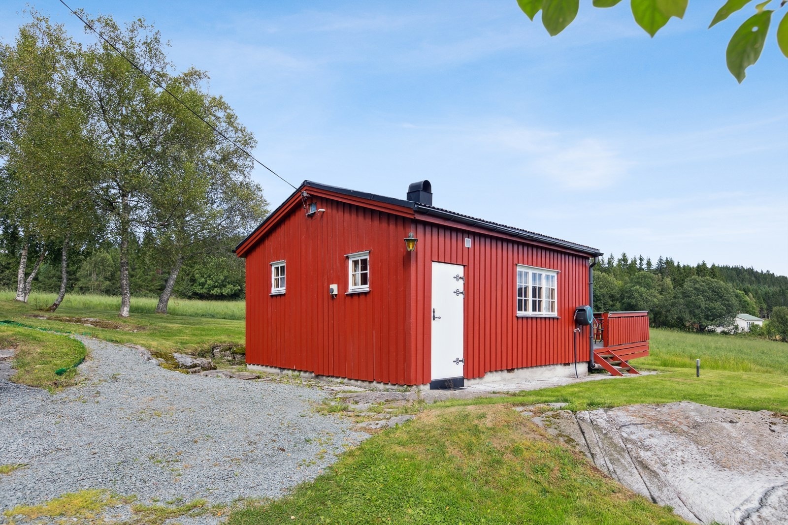 Fra eiendommen er det 2,3 km til Bjugn sentrum, hvor man finner det meste av offentlige og private tjenestetilbud. Det er også nærhet til flotte turområder. Galleribilde