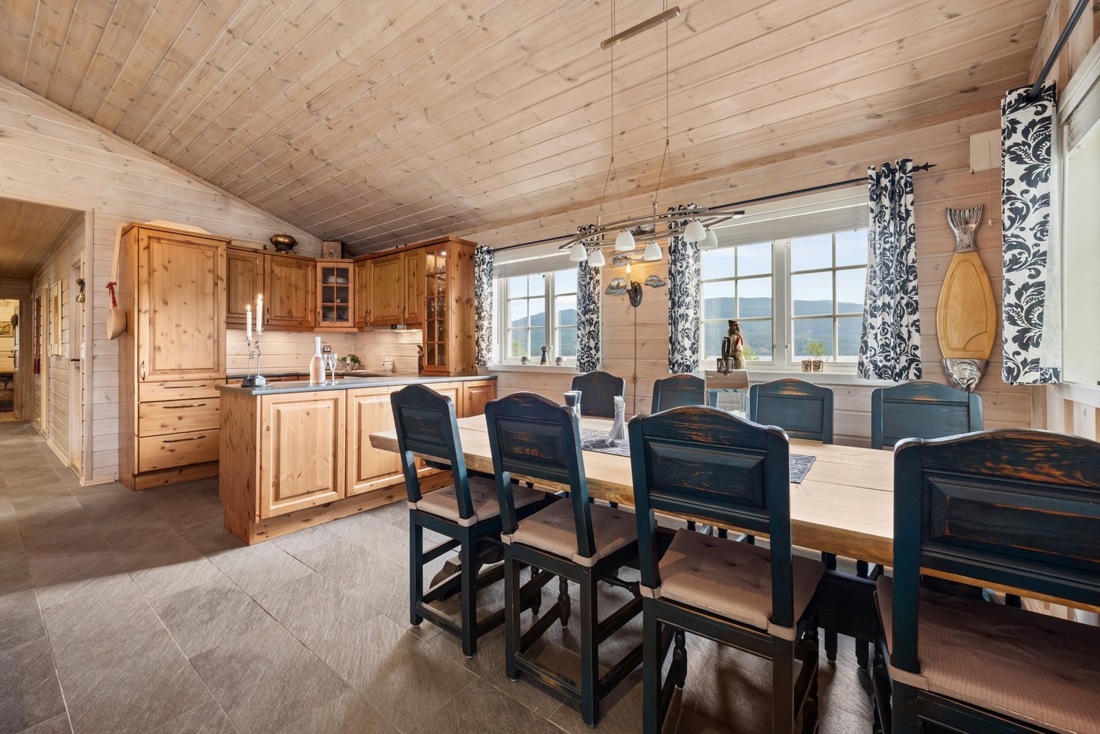 Den åpne løsningen gjør det til et meget sosialt rom å være i Galleribilde