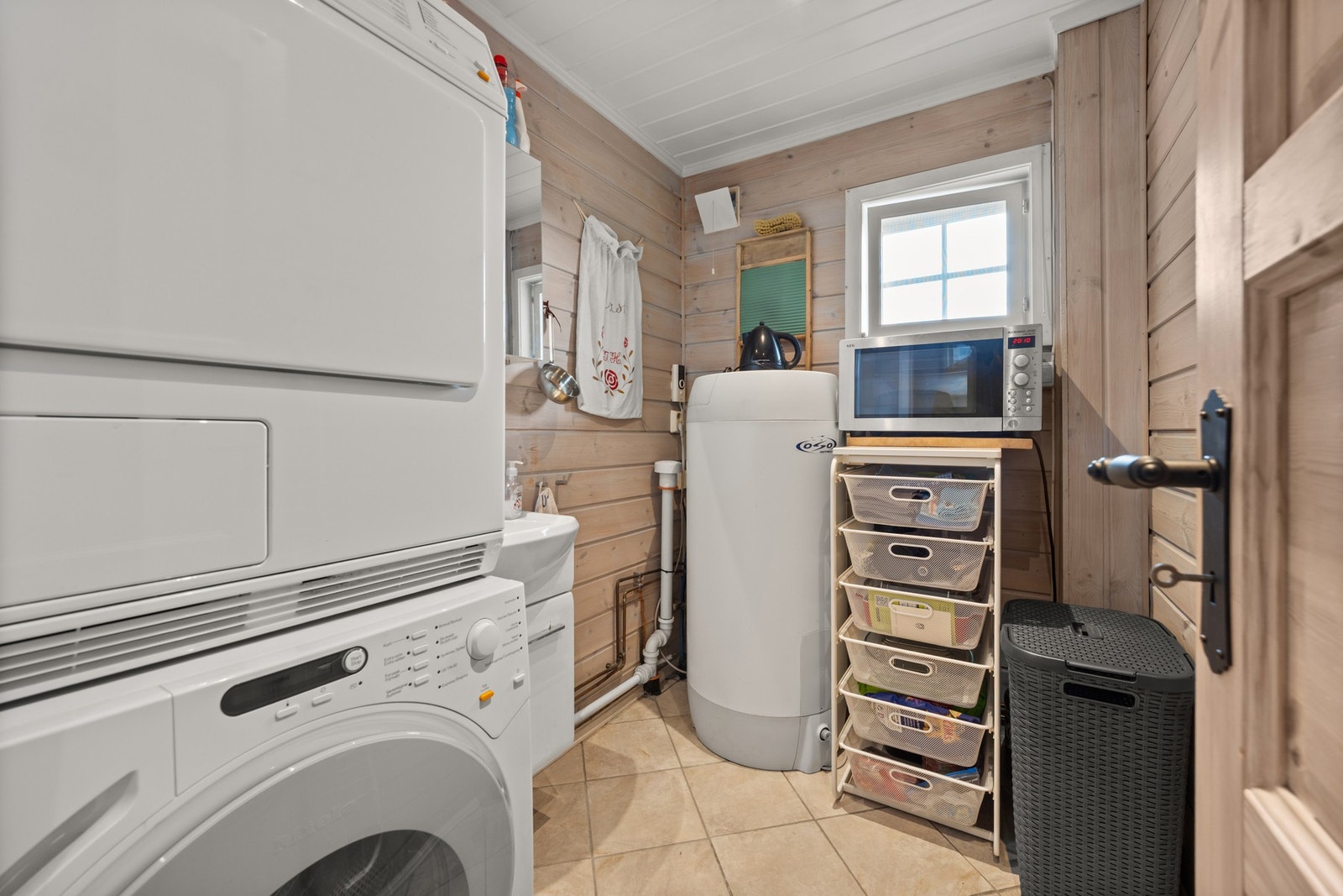 Vaskerom med opplegg for vaskemaskin og tørketrommel Galleribilde