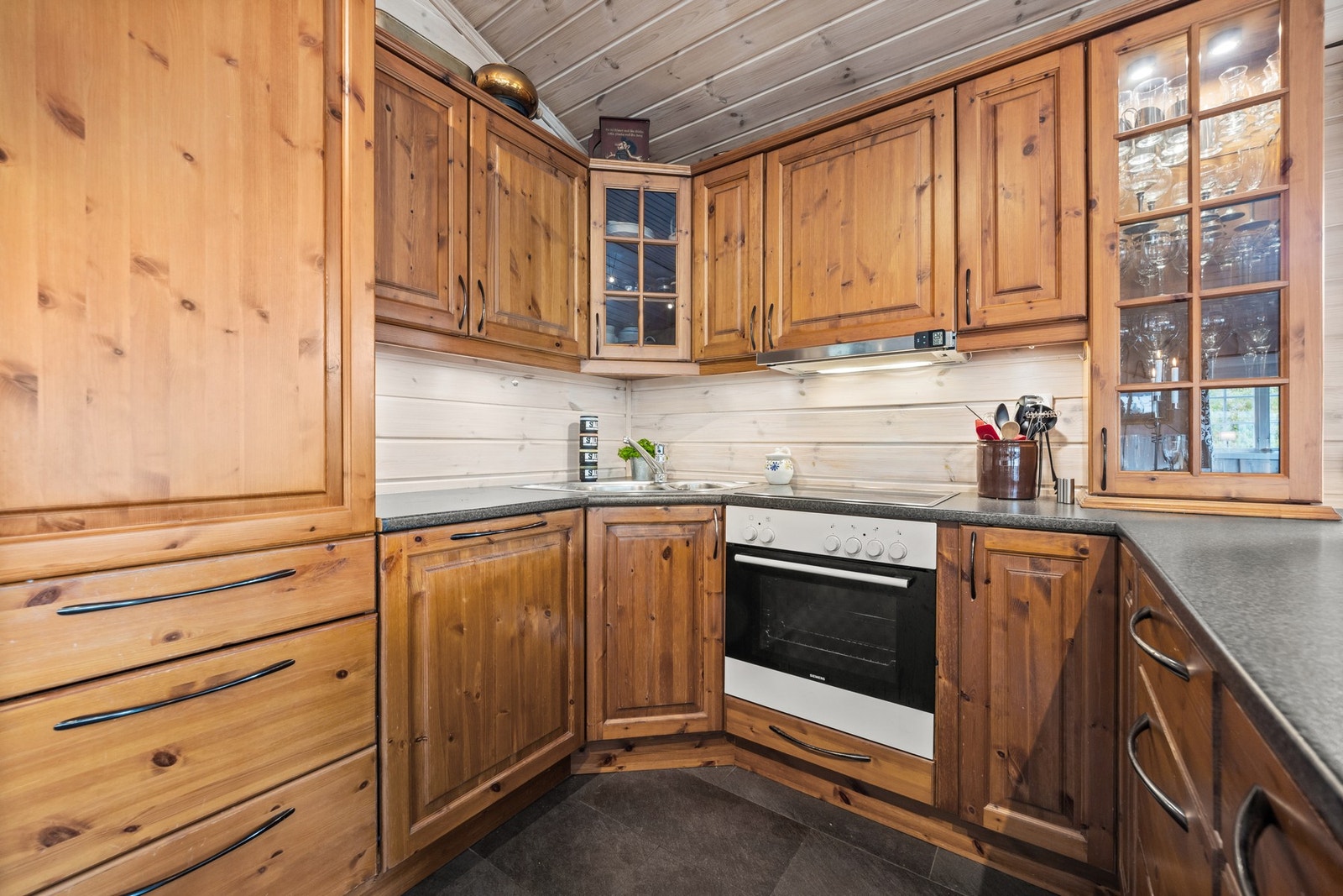 Kjøkken med profilerte heltre fronter og laminat benkeplate Galleribilde