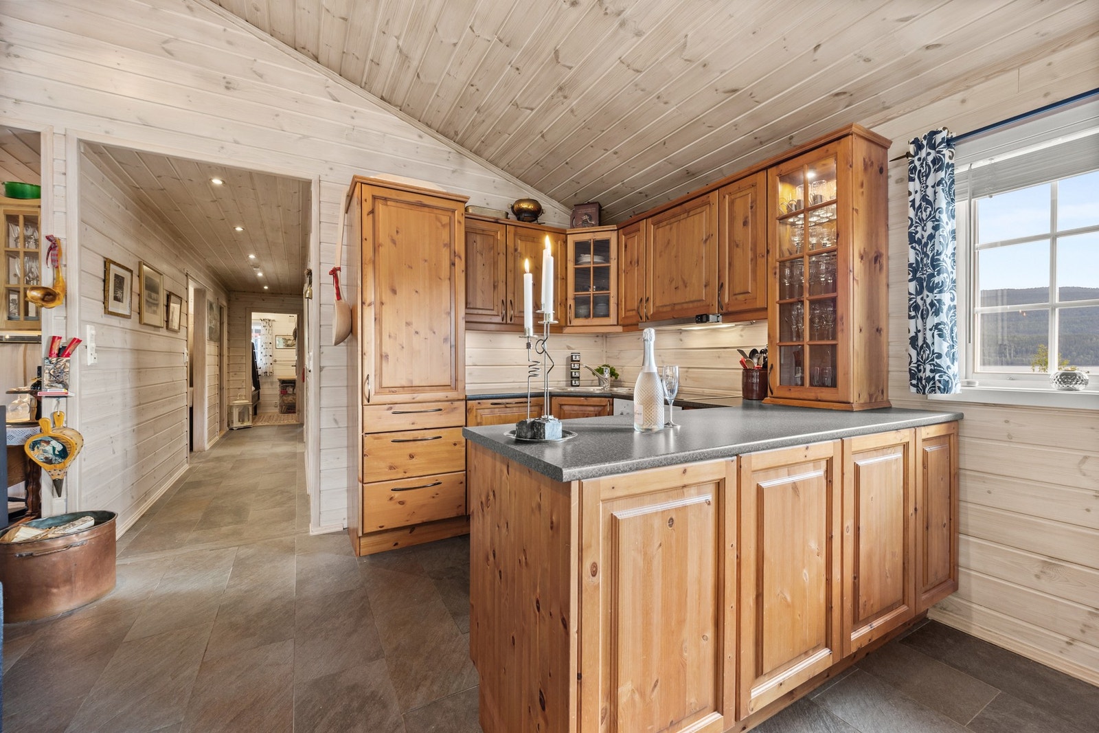 Kjøkkenet har integrert stekeovn, platetopp, oppvaskmaskin og kjøleskap Galleribilde