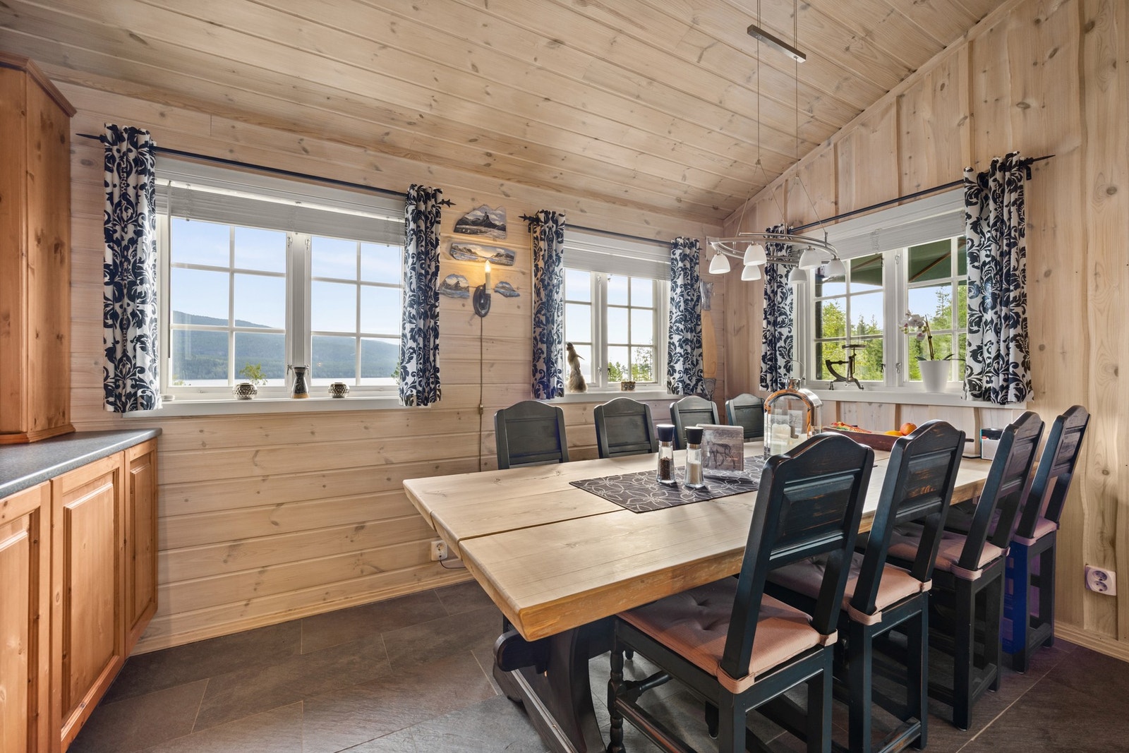 Det er plass til et stort spisebord Galleribilde