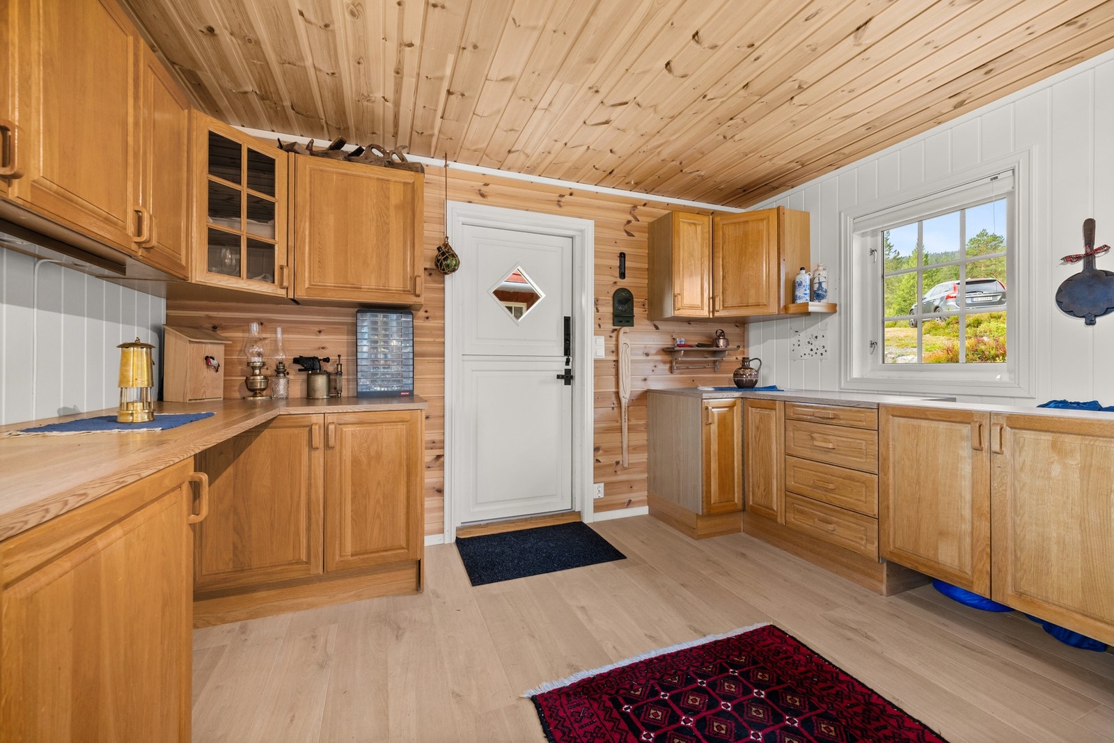 Boden er innredet med enkelt kjøkken Galleribilde