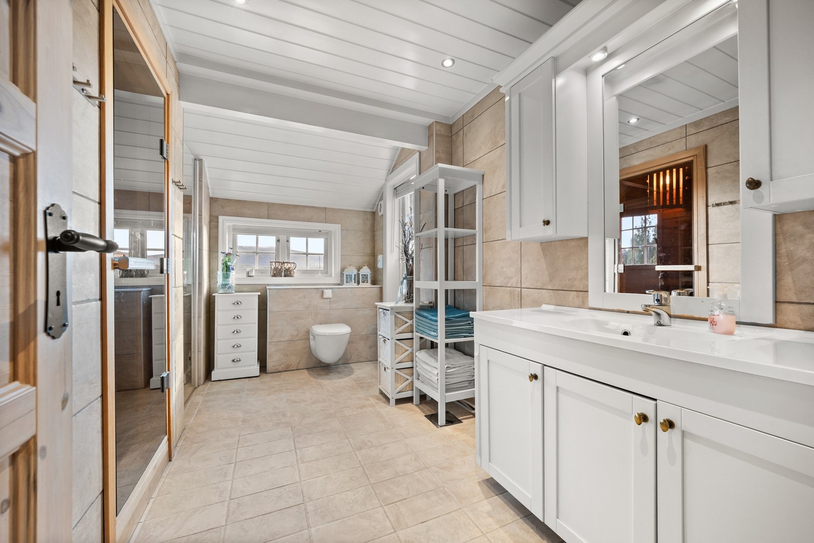 Meget romslig bad med med gulvvarme Galleribilde