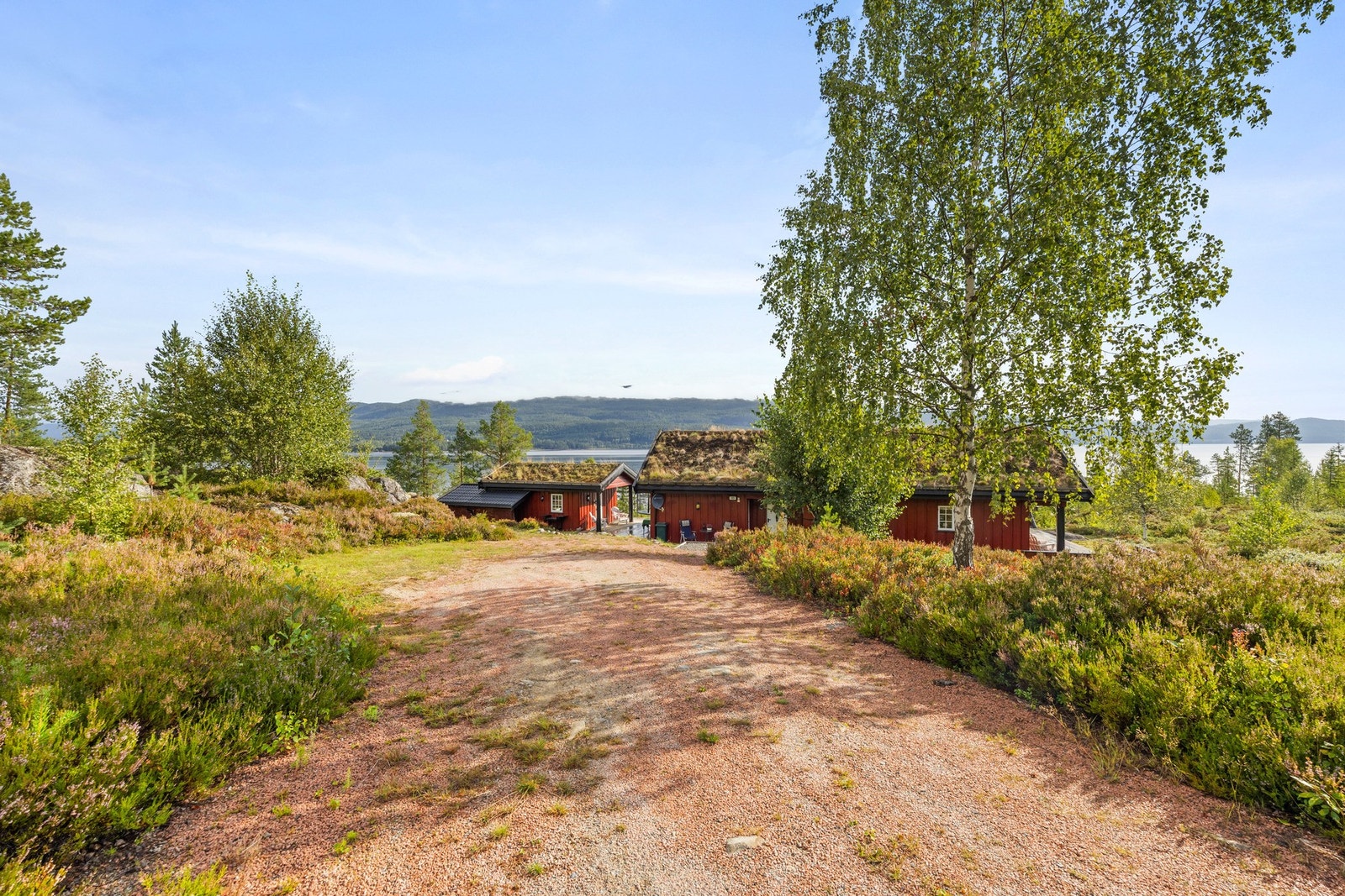 Det er bilvei helt frem til hytten, med god plass til å parkere på tomten Galleribilde