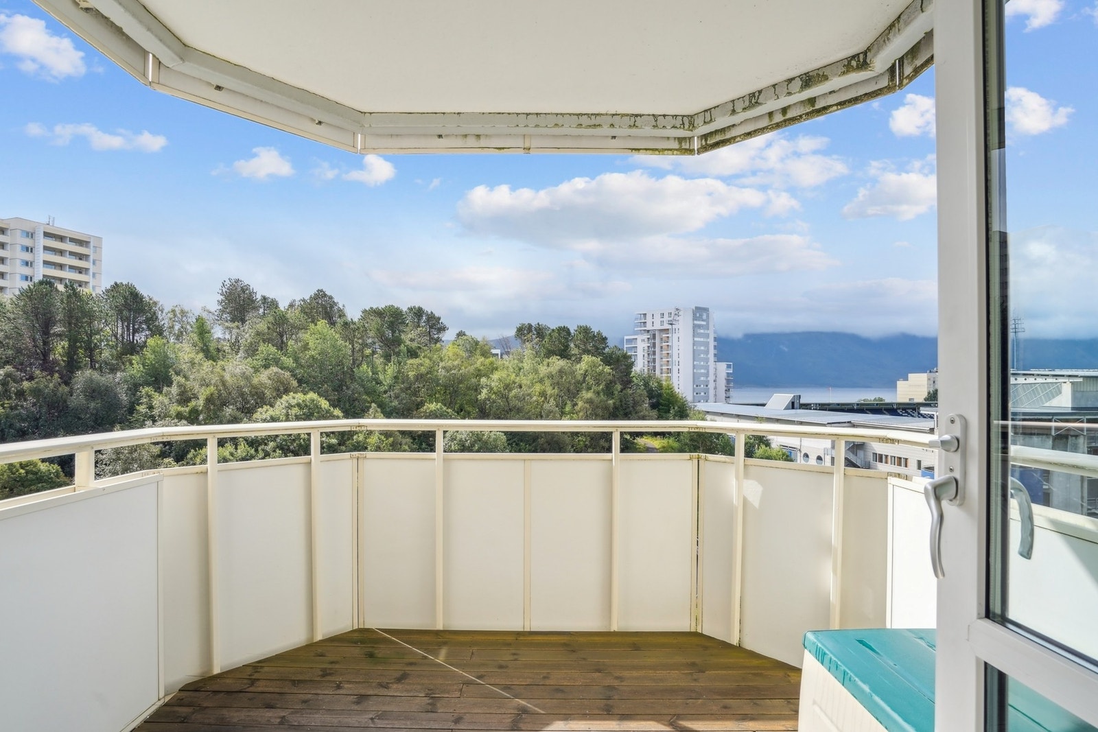 Sydvendt balkong med gode sol- og utsiktsforhold. Galleribilde