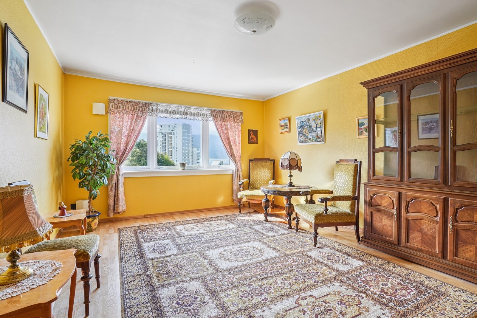 Store vinduer gir godt med naturlig lysinnslipp. Galleribilde