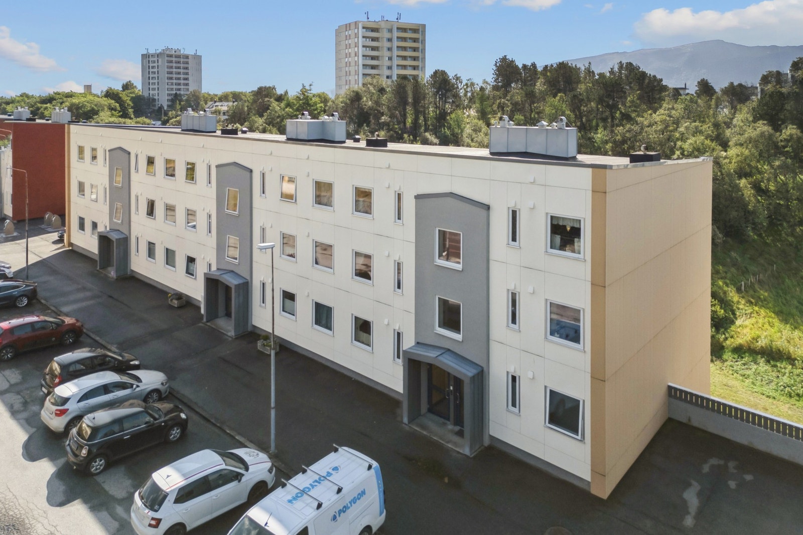 Fasade: Gode parkeringsmuligheter rett utenfor bygget. Galleribilde