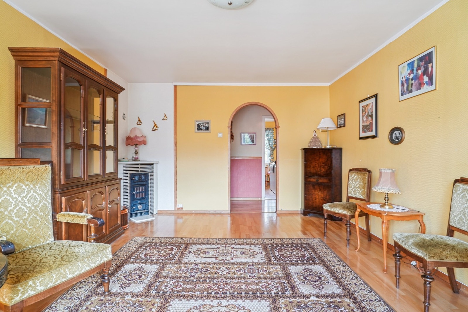 Vedfyring i stuen skaper en varm og hyggelig atmosfære. Galleribilde