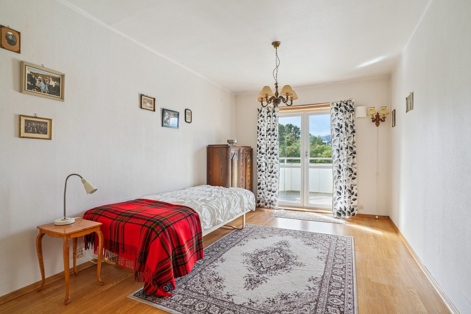 Fra soverom 2 er det utgang til sydvendt balkong. Galleribilde