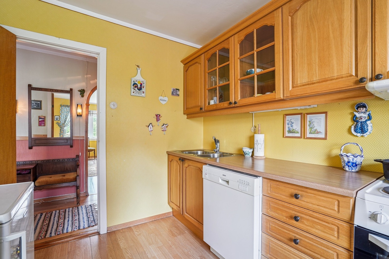 Kjøkken: Kjøkkenet er av god størrelse og har rikelig med skap og benkeplass. Galleribilde