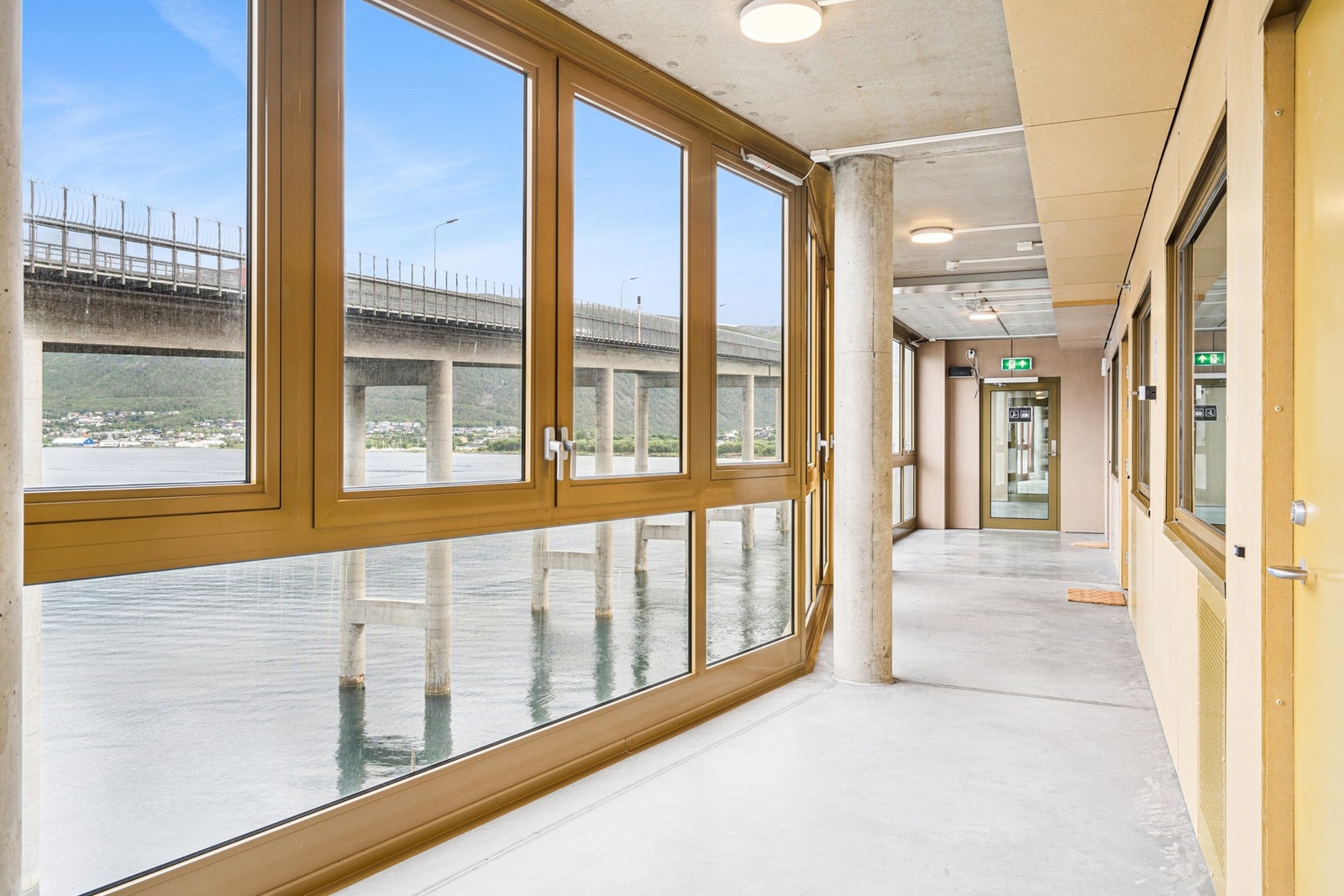 Inngangen til leiligheten ligger på byggets nordside. Det er heis til alle etasjer. Galleribilde