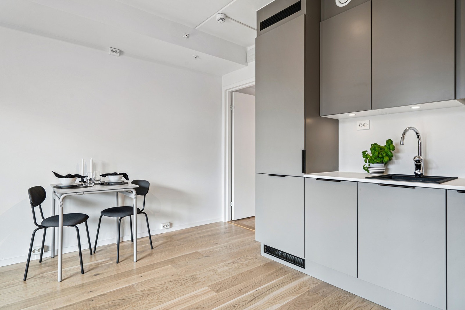 Leiligheten byr på en tidsriktig åpen kjøkken- og stueløsning. Galleribilde