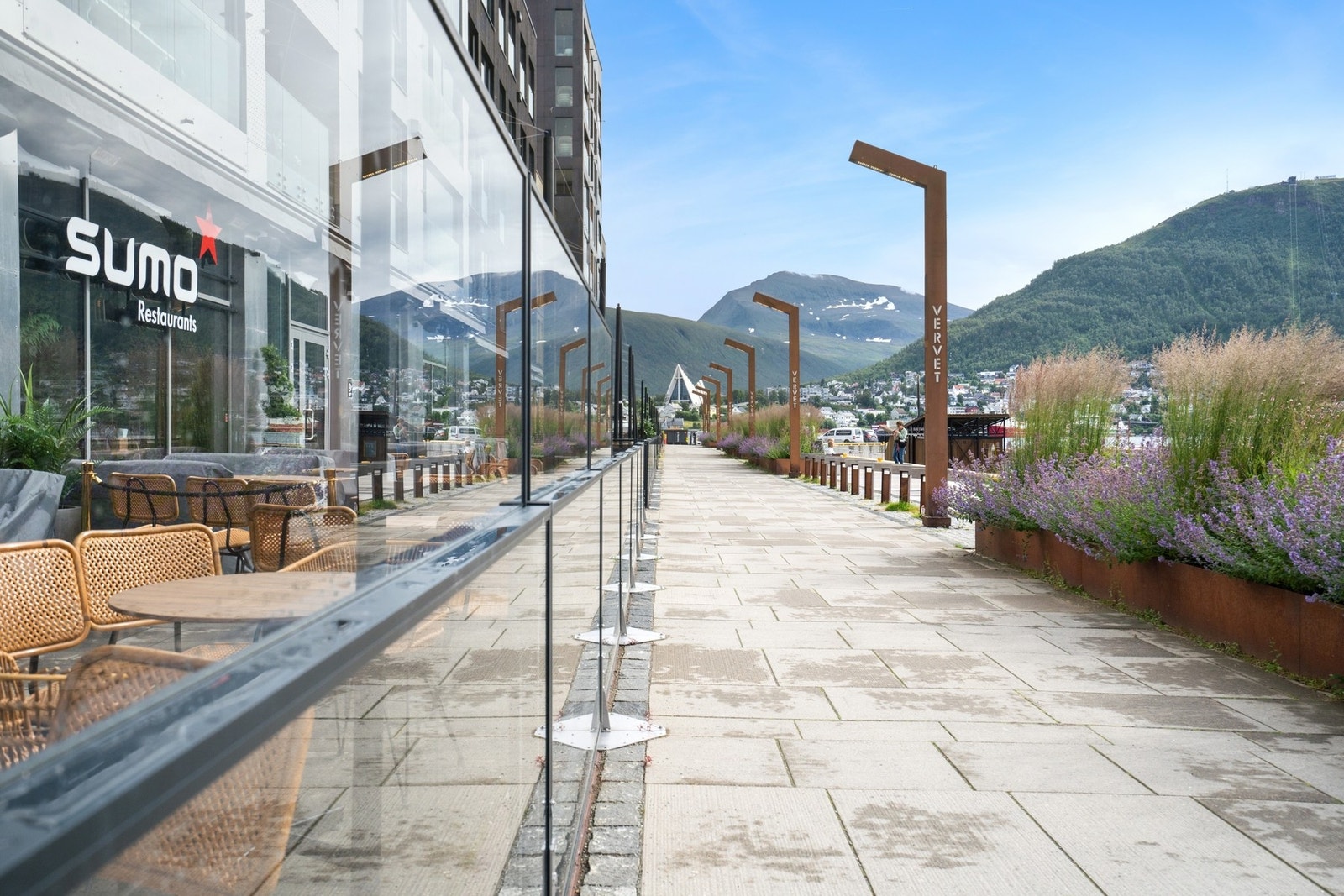 Vervet er en bydel for alle generasjoner, og byr på flotte utearealer, havnepromenade med flere restauranter, småbåthavn, et populært bakeri, gode fellesarealer, frisør og lekeplass Galleribilde