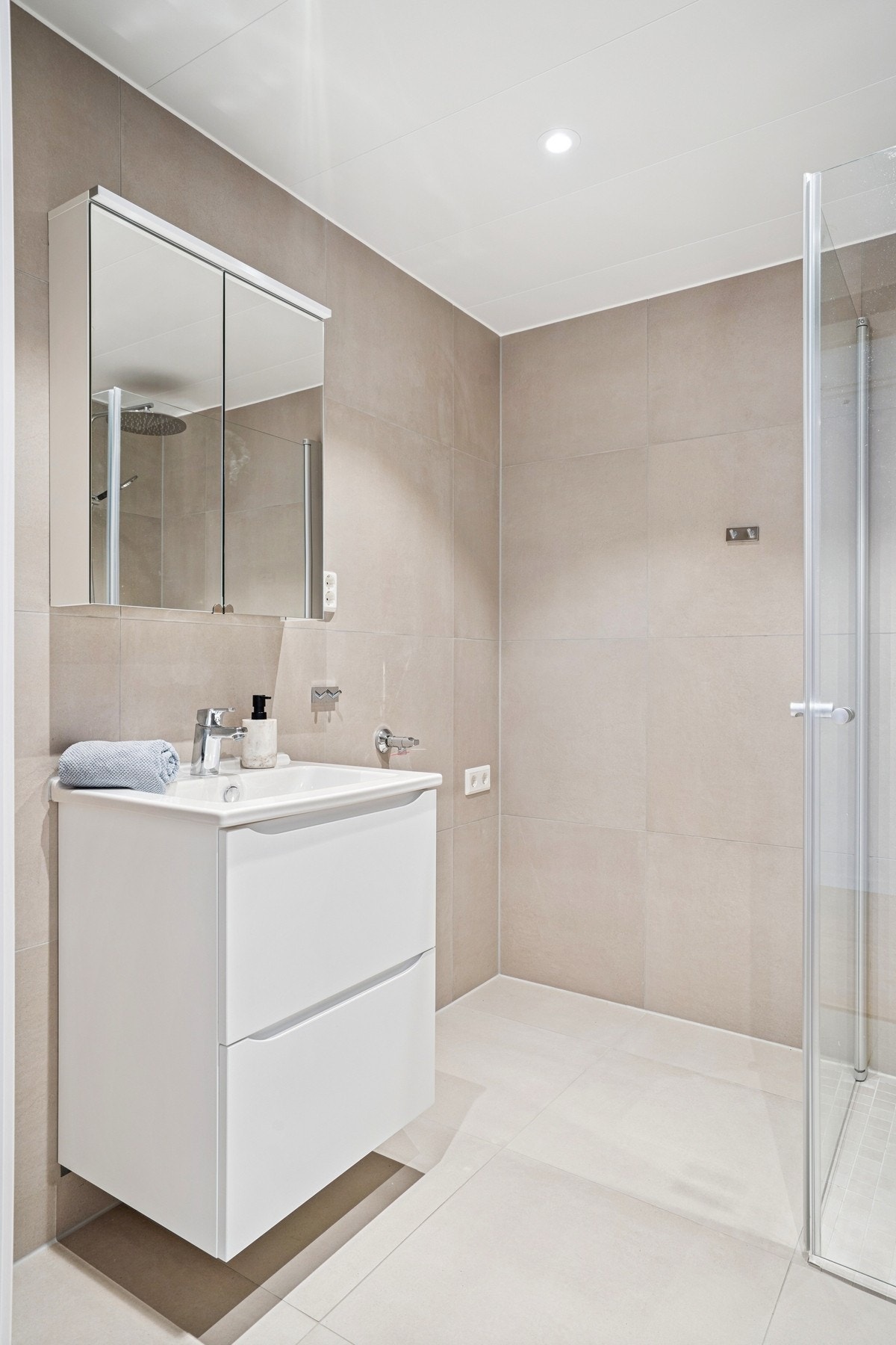 Lys innredning med nedfelt servant. Galleribilde