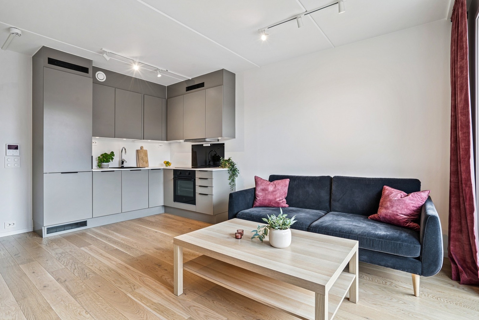 Den åpne og moderne løsningen gjør rommet luftig. Galleribilde