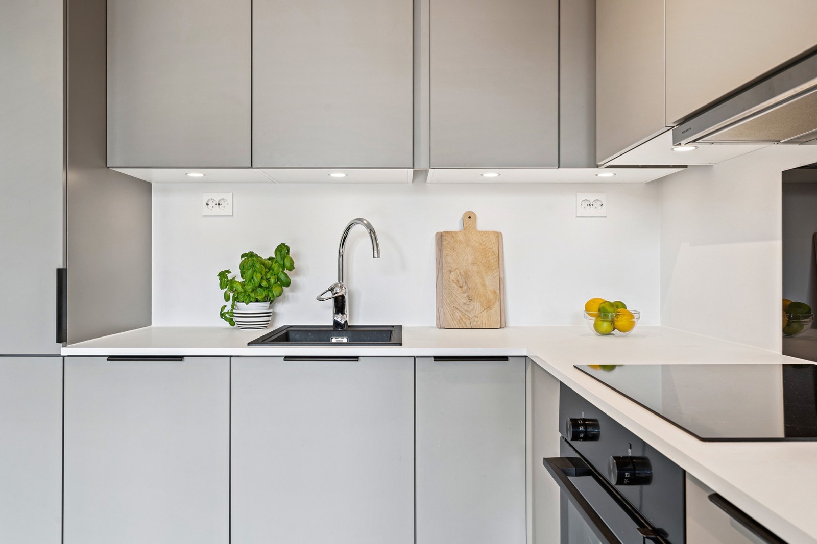 Tidløs kjøkkeninnredning fra HTH med god skap- og benkeplass. Galleribilde