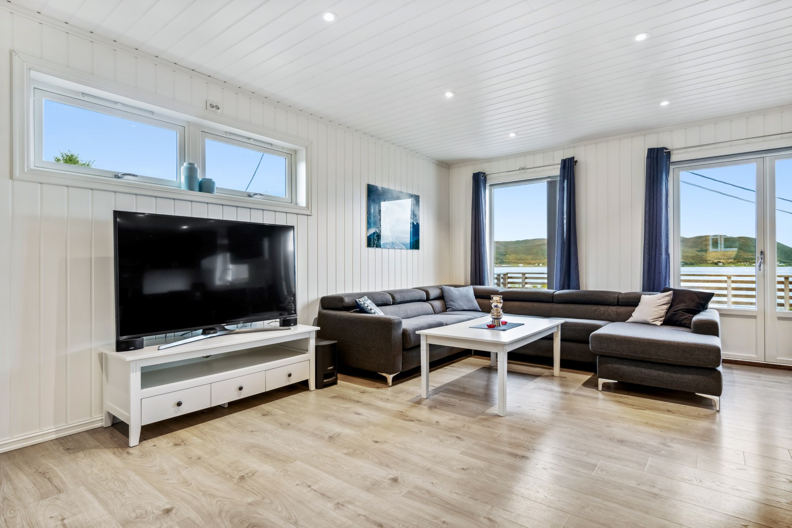 De store vindusflatene sikrer godt med innslipp av naturlig lys som bidrar til en god romfølelse.