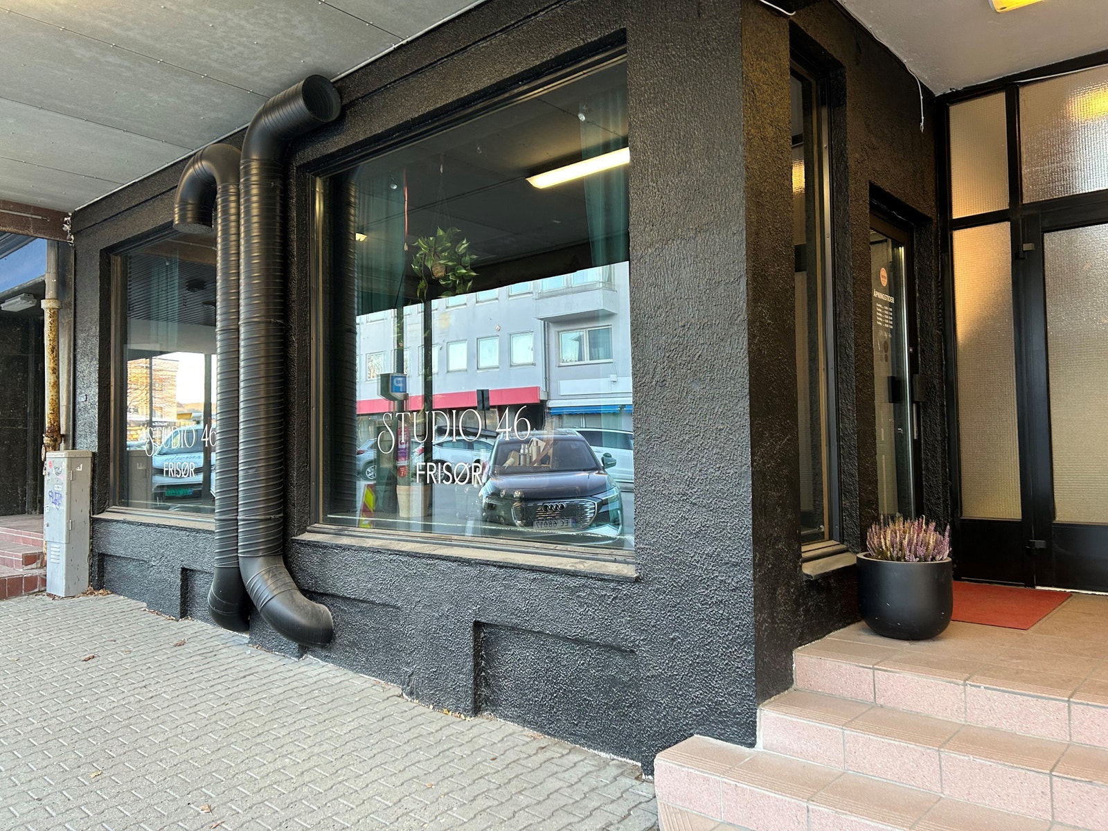 Store vindusflater mot Storgata Galleribilde