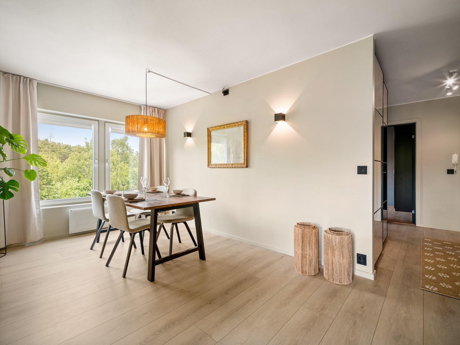 Langveggen er nylig flyttet noe inn i stuen til fordel for et større hovedsoverom. Galleribilde