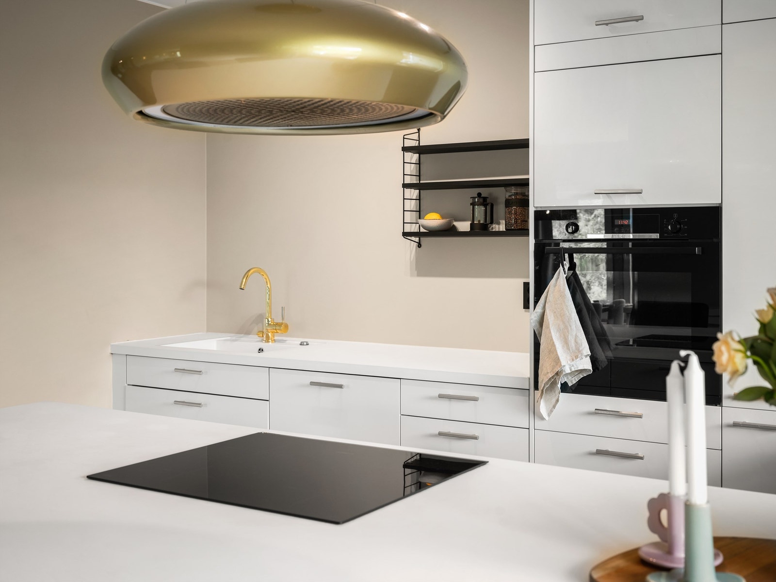 Kjøkkeninnredningen ble installert i 2019. Hvitevarene er fra samme år, alle integrert. Galleribilde