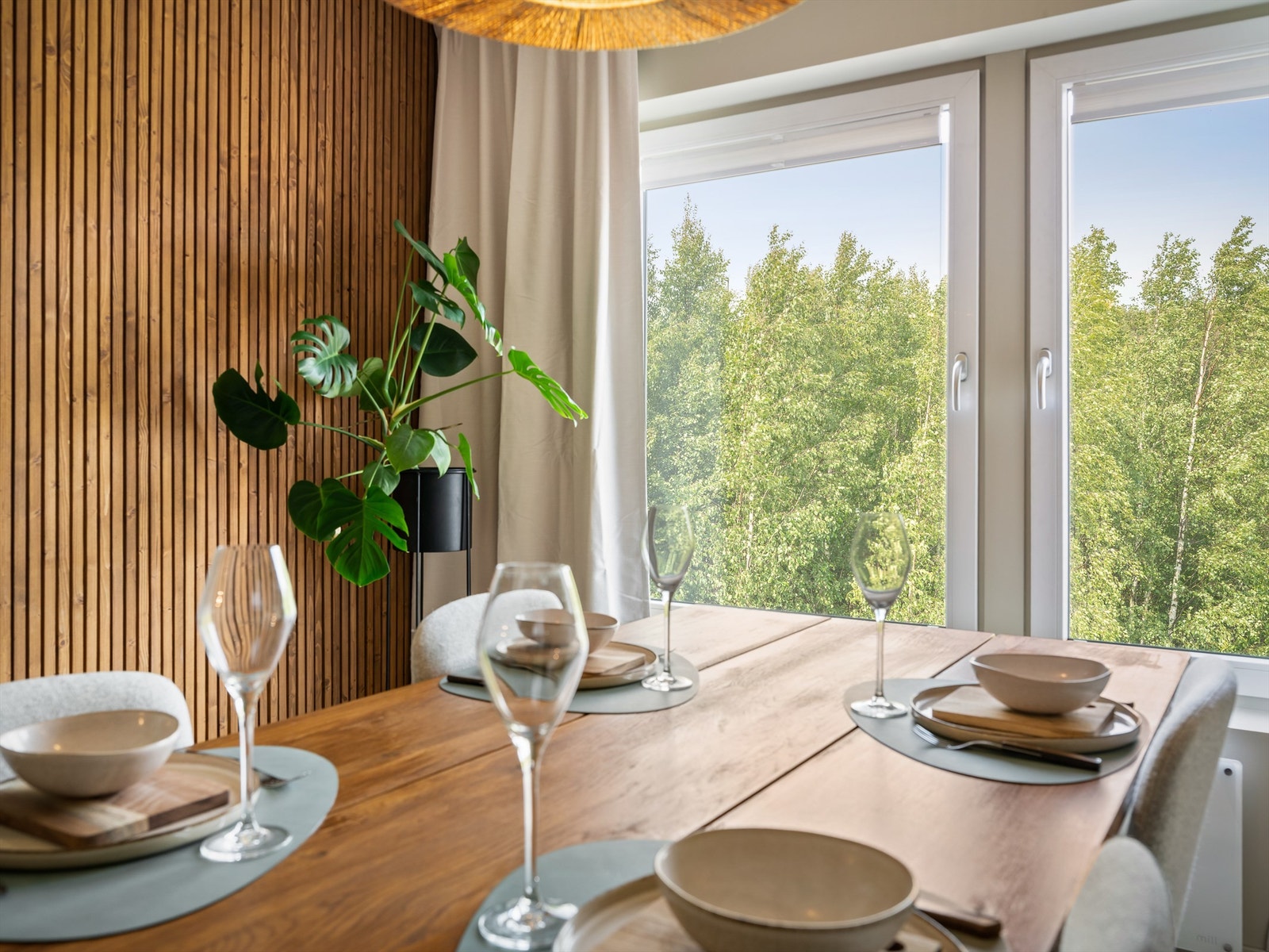 Leiligheten er helt usjenert. Fra alle rom ser du ut på skog og tretopper. Galleribilde