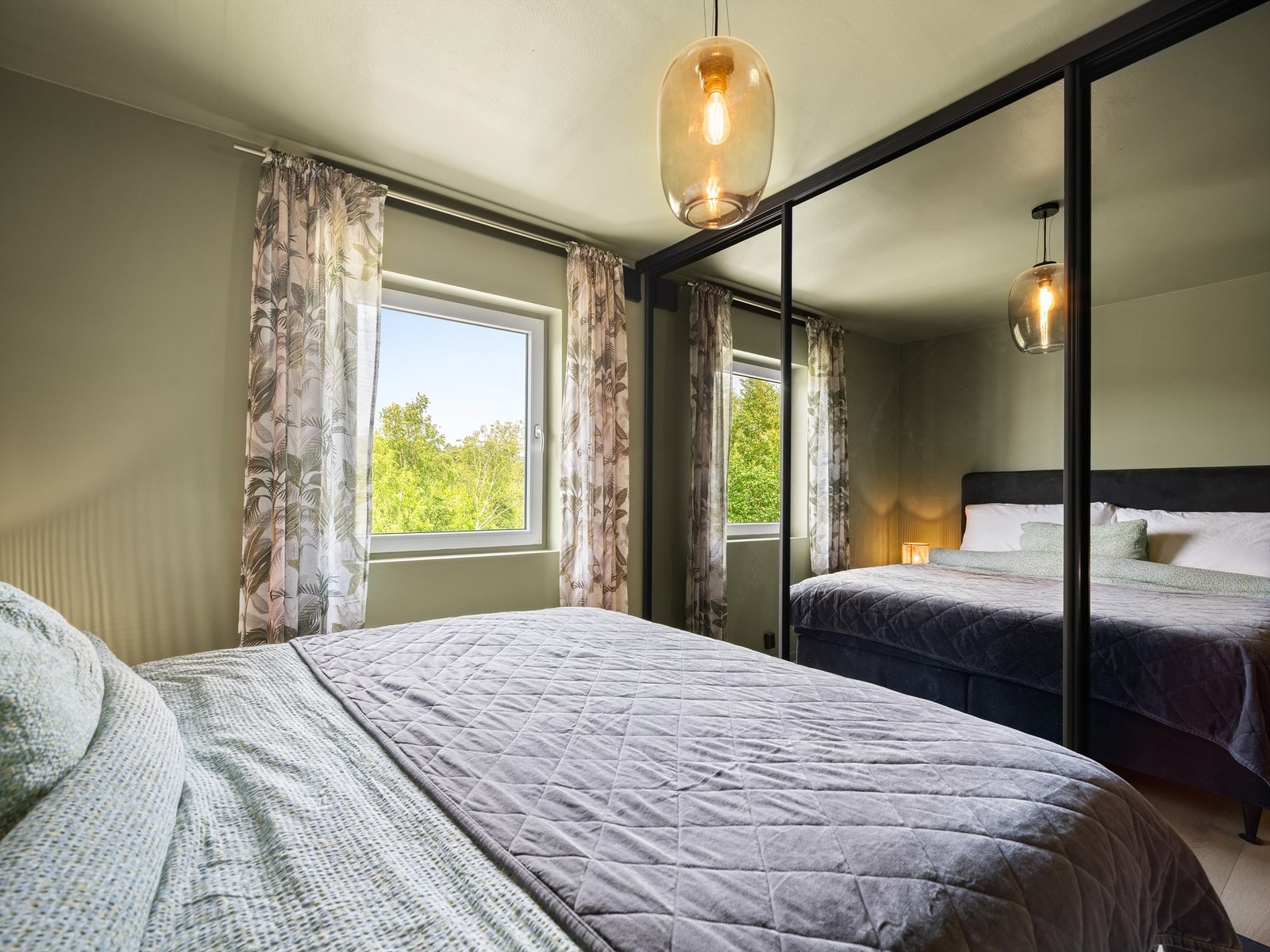 Speildørsgarderobe av godt over 3 meter bredde oppbevarer klærne lett tilgjengelig. Galleribilde