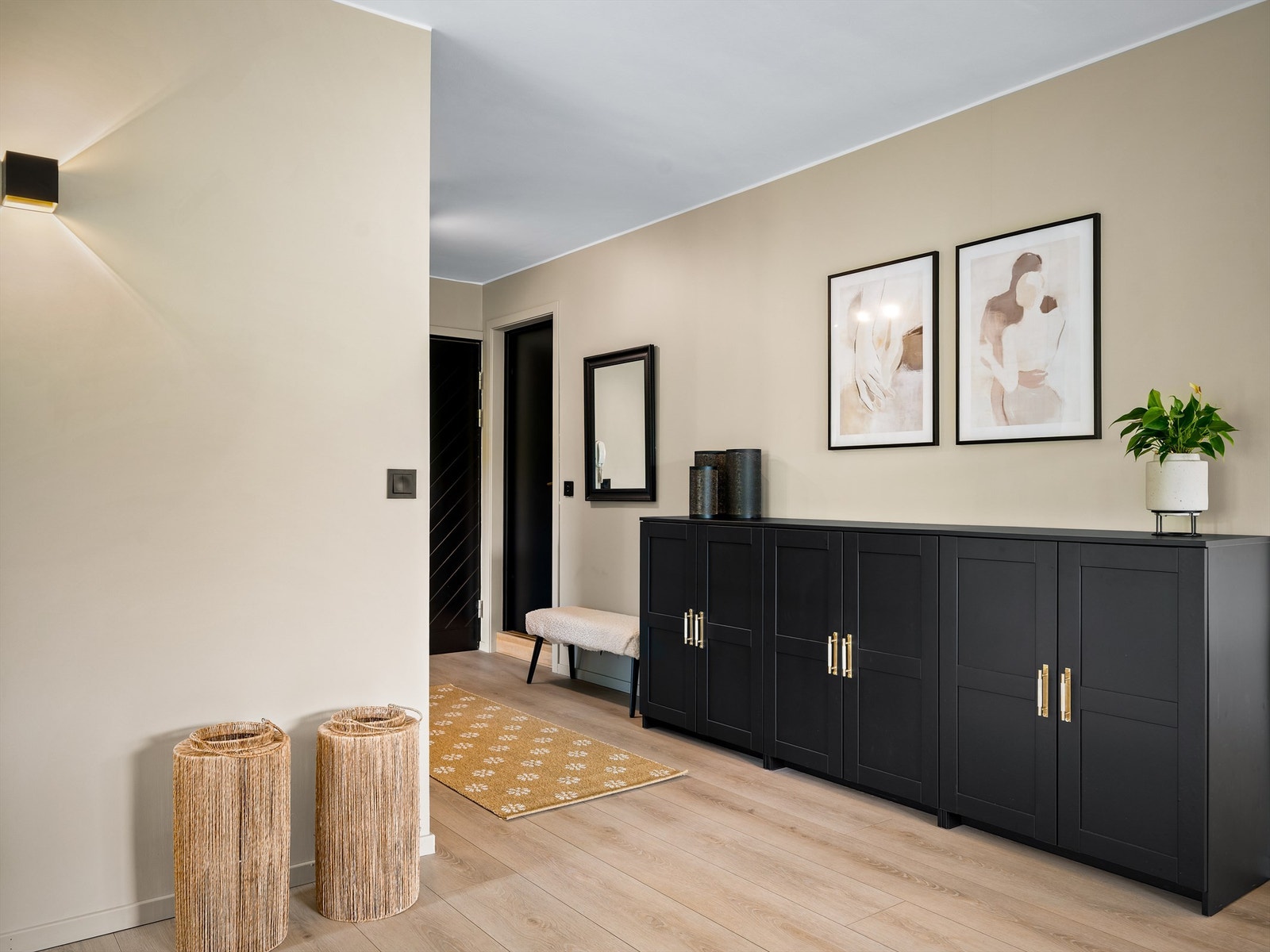 Badet og leilighetens to soverom er samlet i praktisk nærhet rundt entreen. Galleribilde