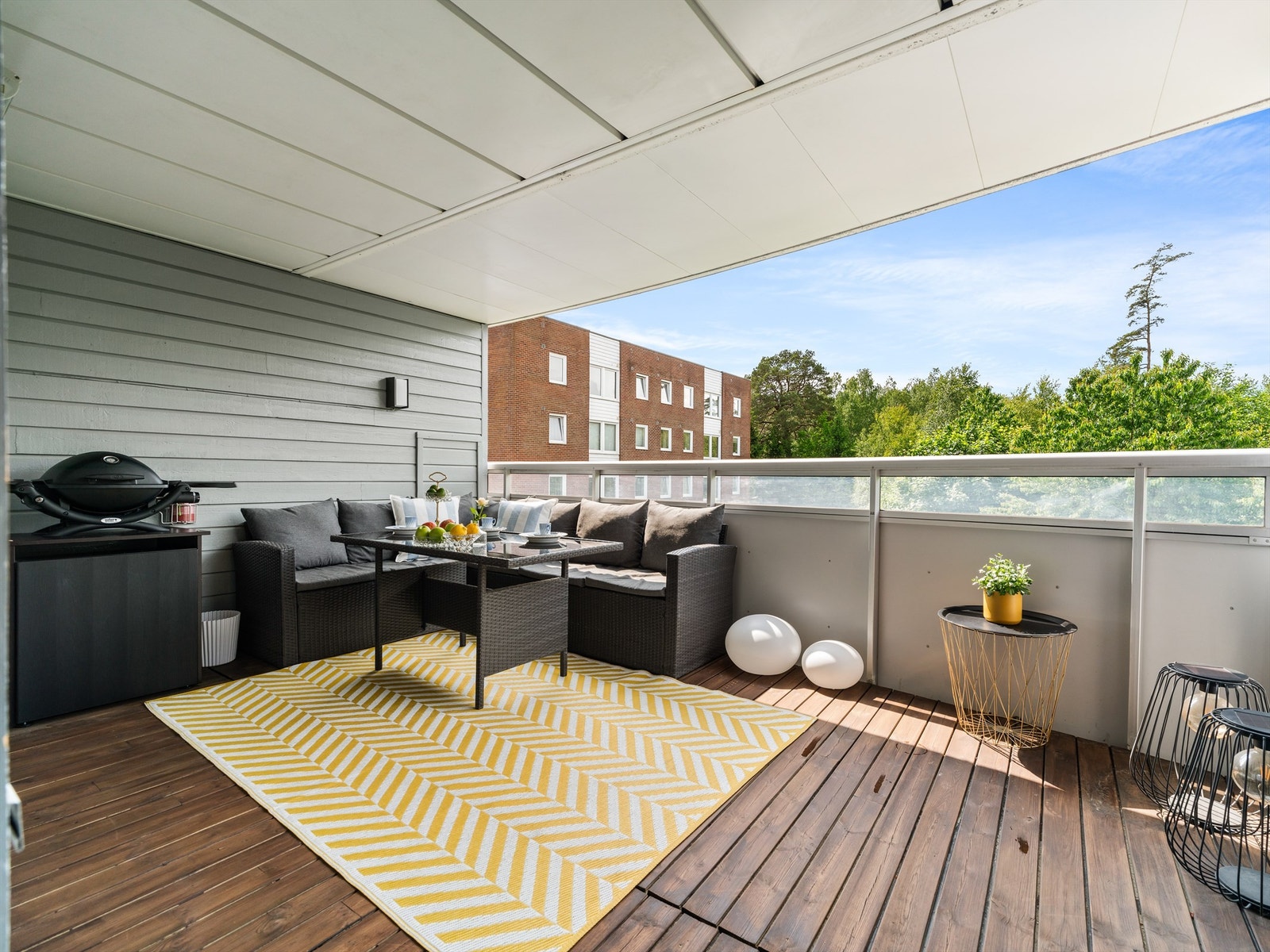 Leiligheten inngår i vestsiden av øverste etasje. Plasseringen er den beste i hele blokken når solforhold, utsyn og fravær av innsyn vektlegges. Galleribilde