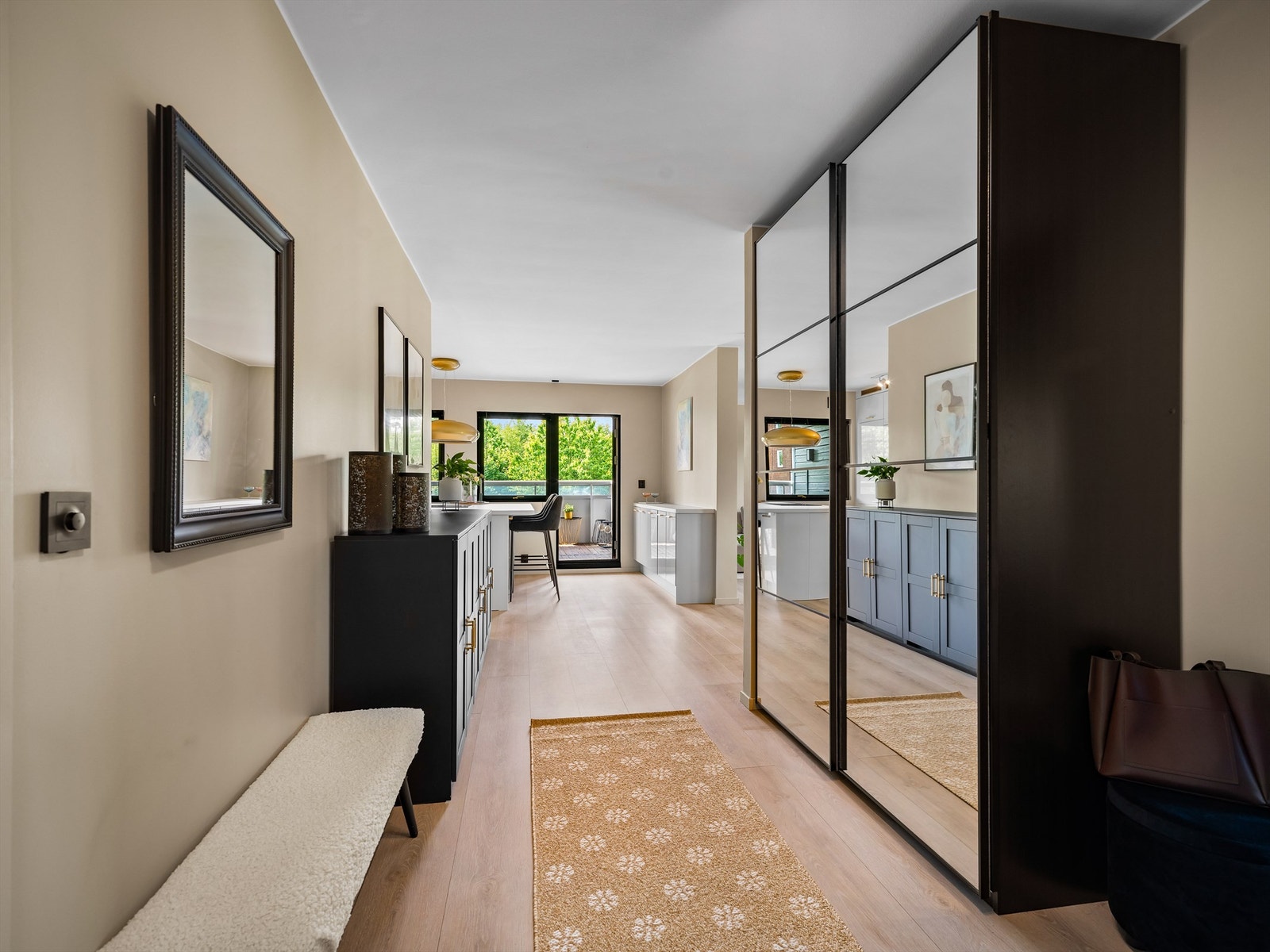 Skyvedørsgarderobe med praktiske speilflater oppbevarer yttertøyet lett tilgjengelig i entreen. Galleribilde