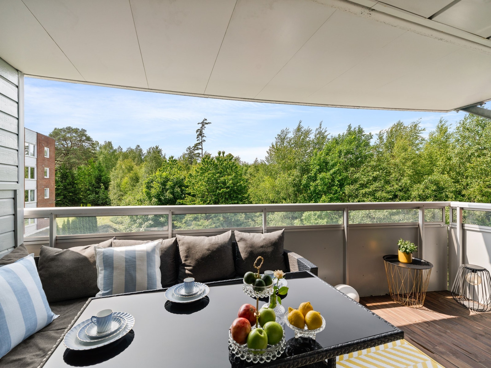 Midtsommers er det sol på balkongen allerede fra tidlig ettermiddag og helt frem til sen kveld. Galleribilde