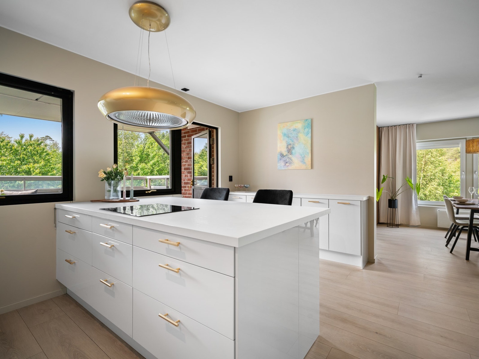 Etter ombygging og renovering i senere år har leiligheten moderne standard og stilsikker helhet. Galleribilde