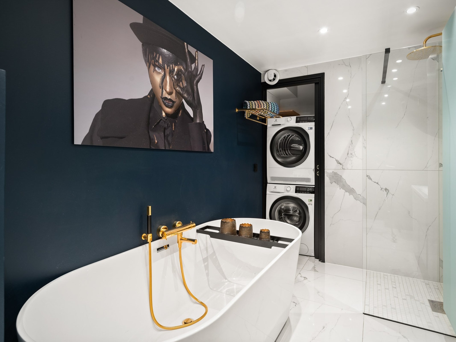 Nisjen innerst på badet kan lukkes av med skyvedør. Galleribilde